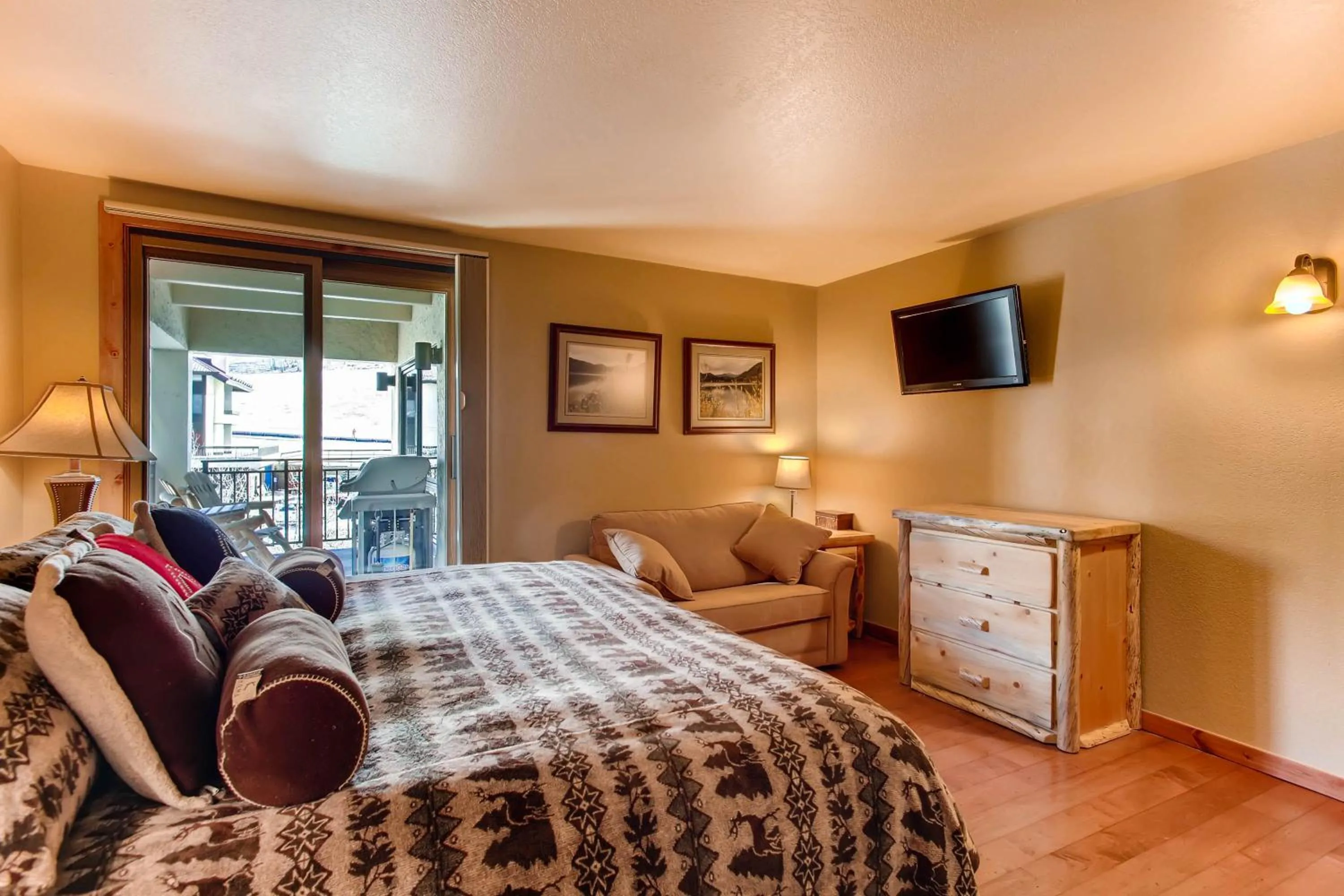 Bed in The Plaza Condominiums, A Vail Resorts Property