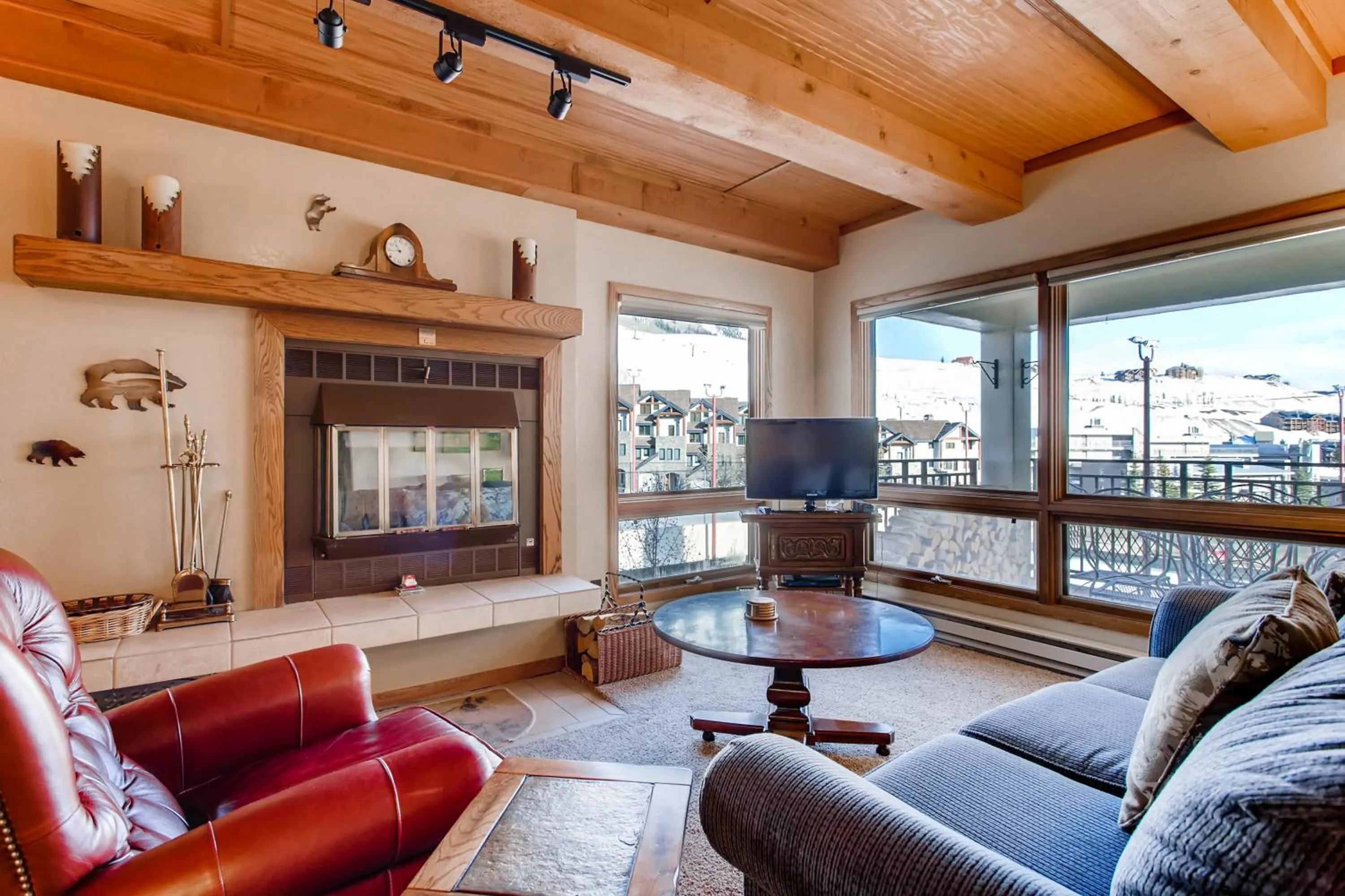 Living room in The Plaza Condominiums, A Vail Resorts Property