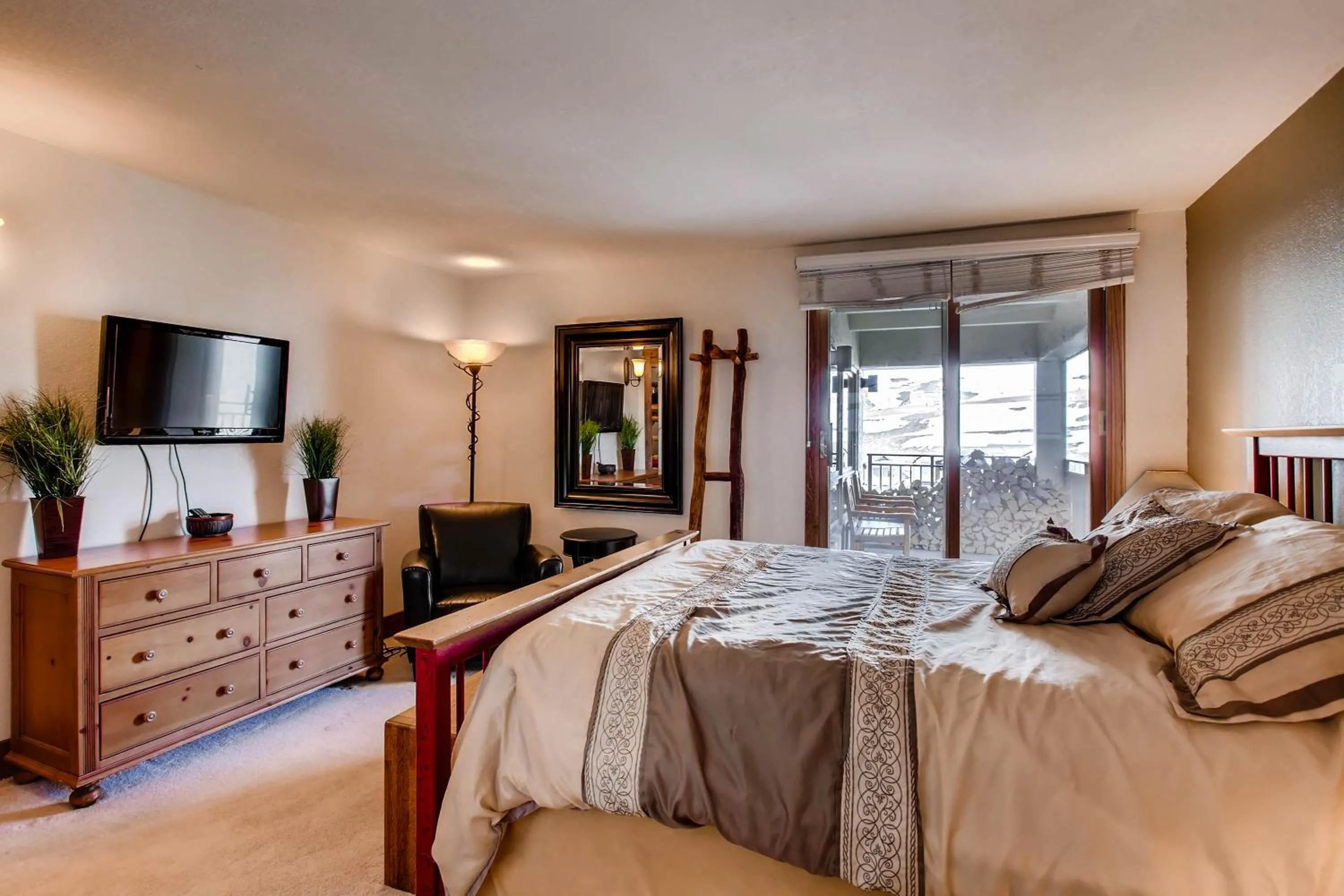 Bed in The Plaza Condominiums, A Vail Resorts Property