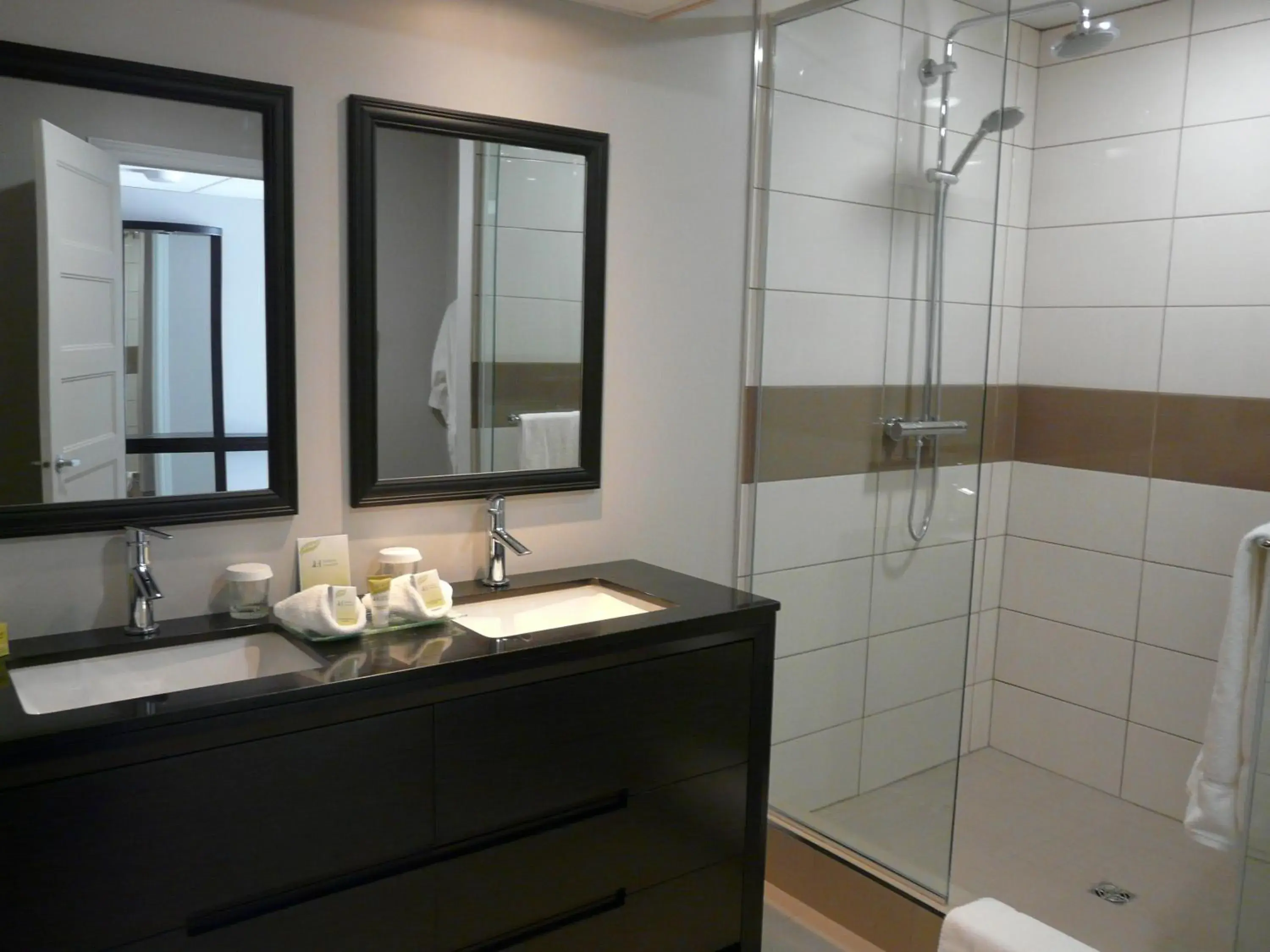 Queen Room with Two Queen Beds- Triple in Auberge des Gallant Queen Room with Two Queen Beds- Triple in Auberge des Gallant