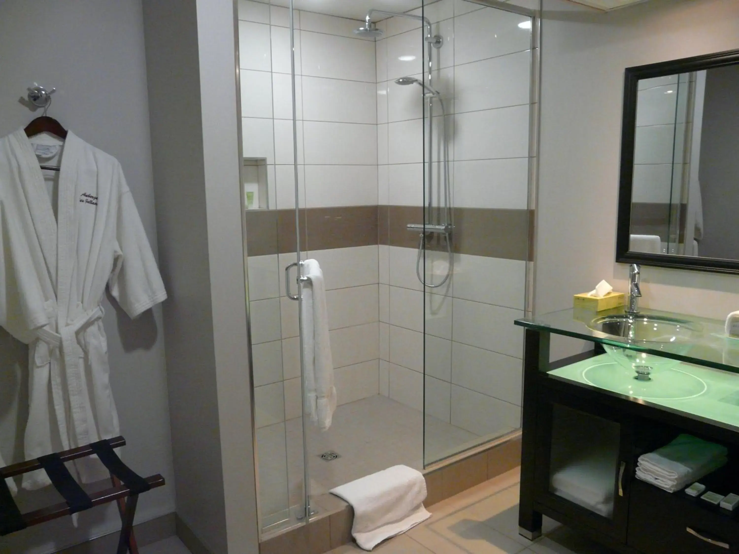 Queen Room with Two Queen Beds in Auberge des Gallant Queen Room with Two Queen Beds in Auberge des Gallant