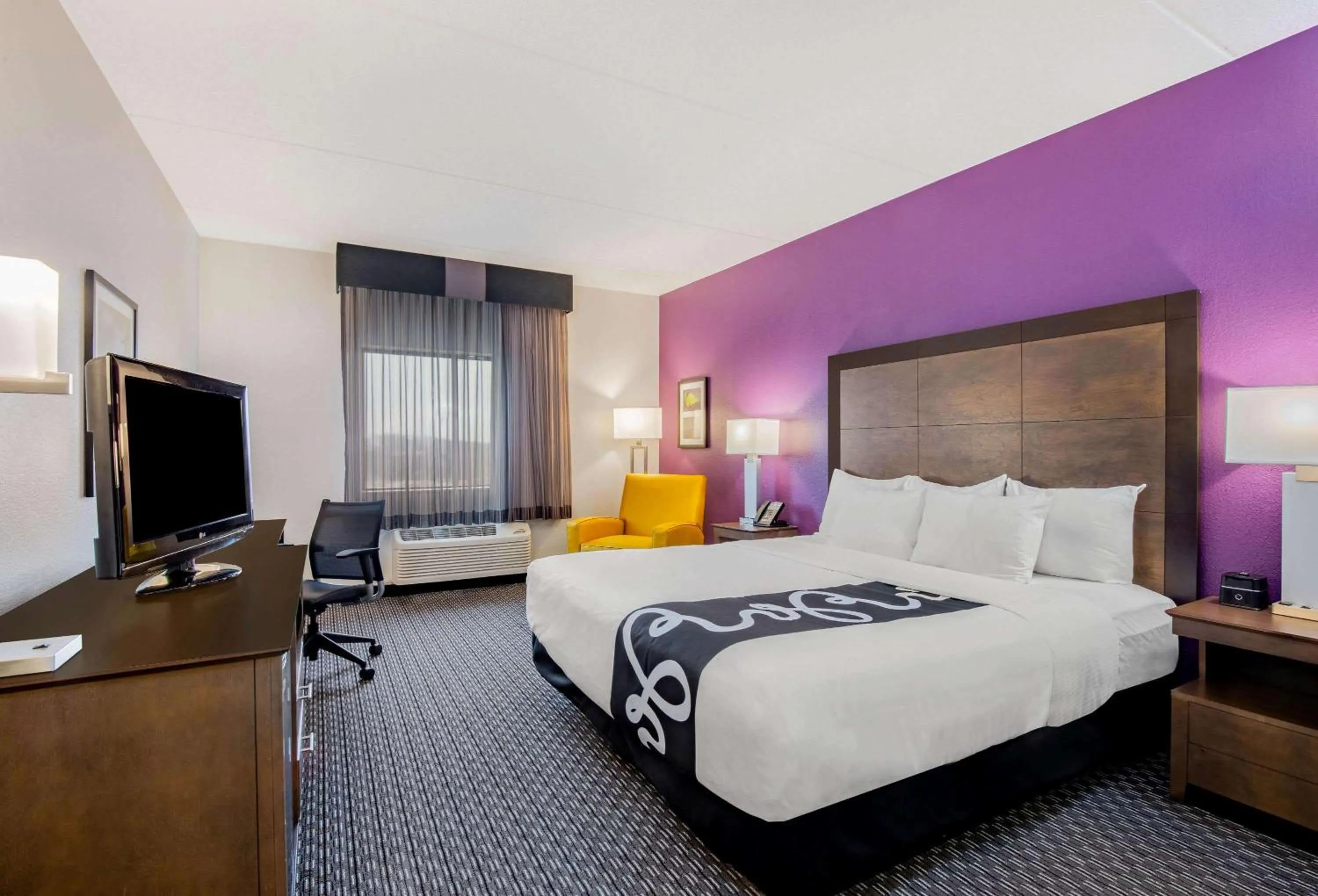 Photo of the whole room, Bed in La Quinta by Wyndham Baltimore BWI Airport