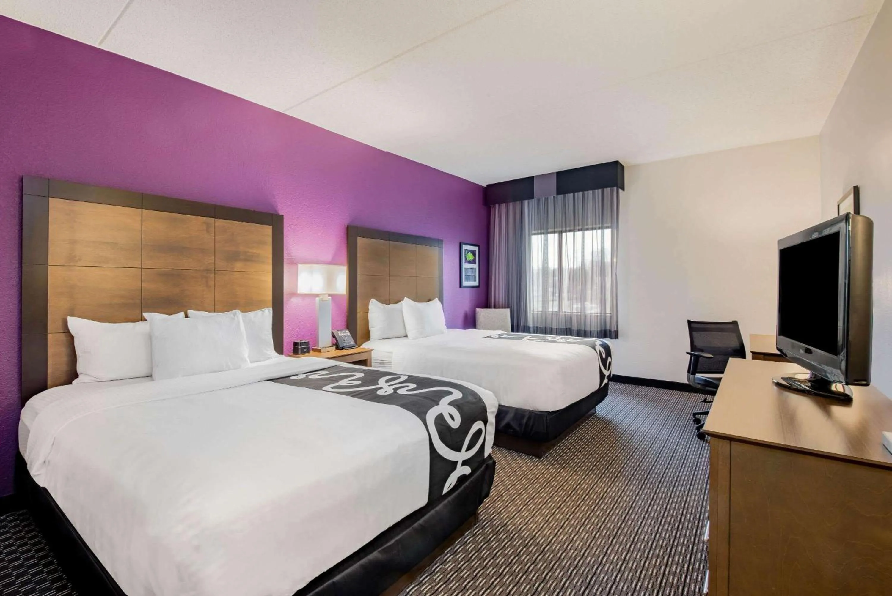 Photo of the whole room, Bed in La Quinta by Wyndham Baltimore BWI Airport