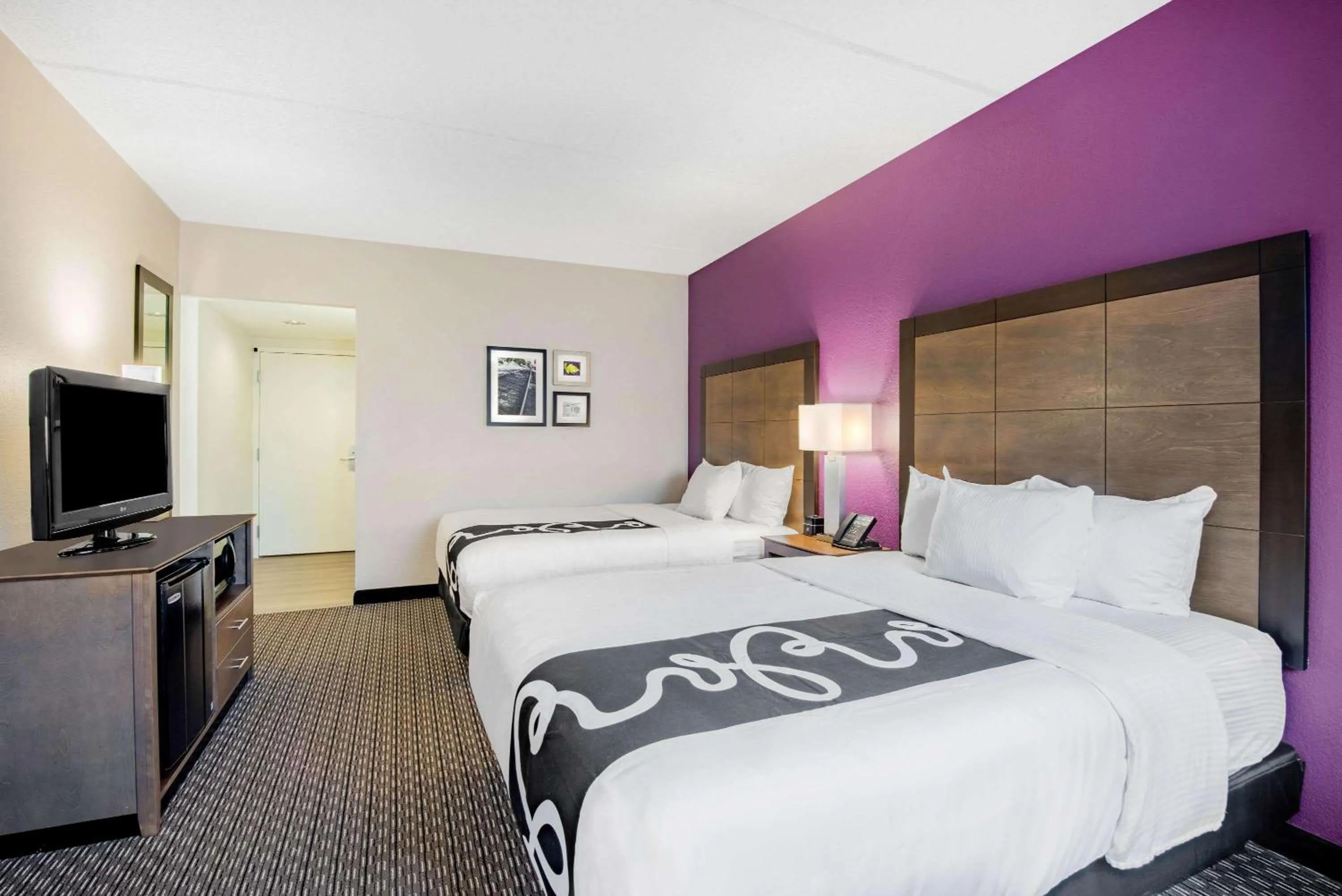 Photo of the whole room, Bed in La Quinta by Wyndham Baltimore BWI Airport
