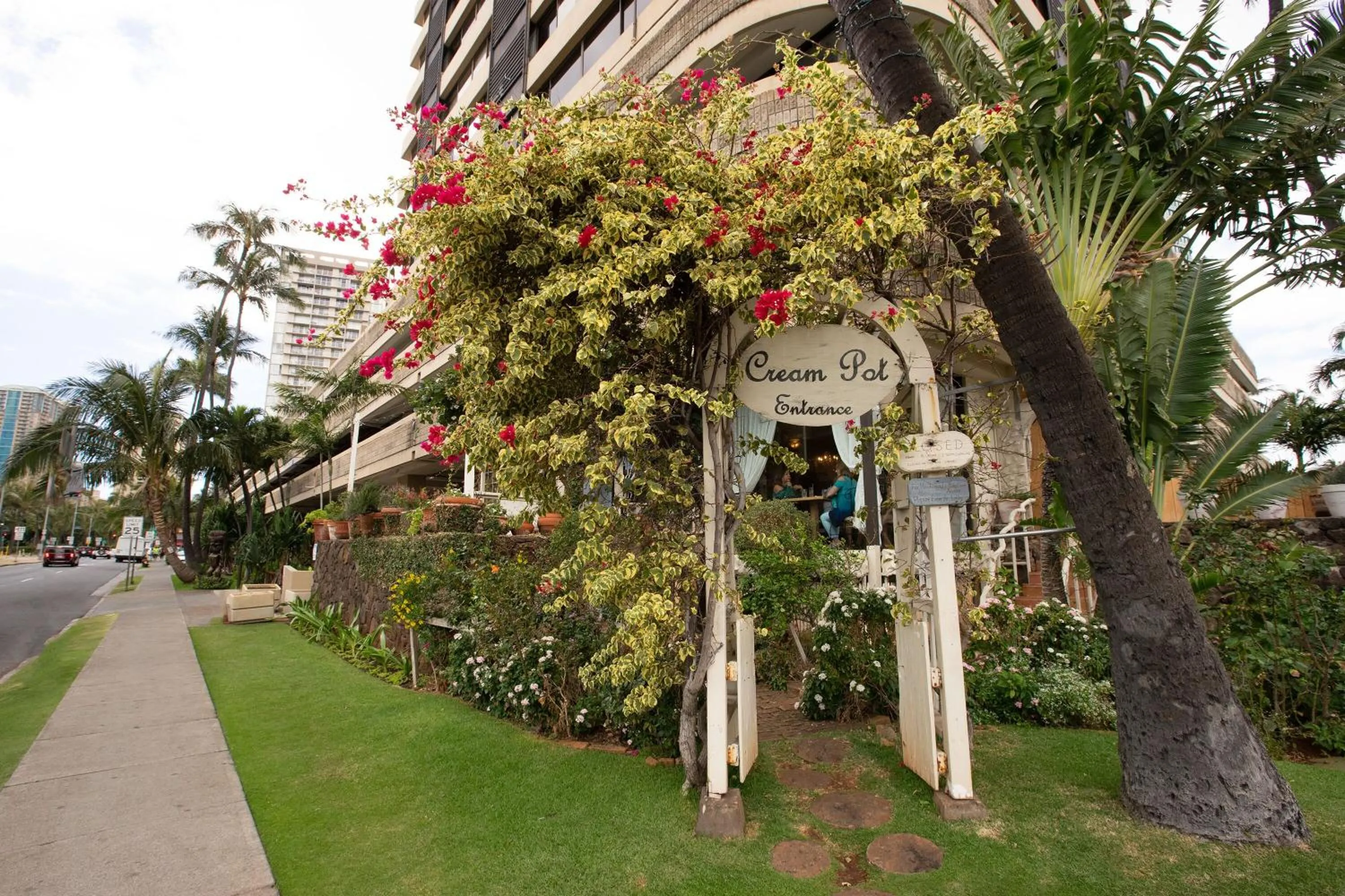 Restaurant/places to eat in Waikiki Monarch Hotel