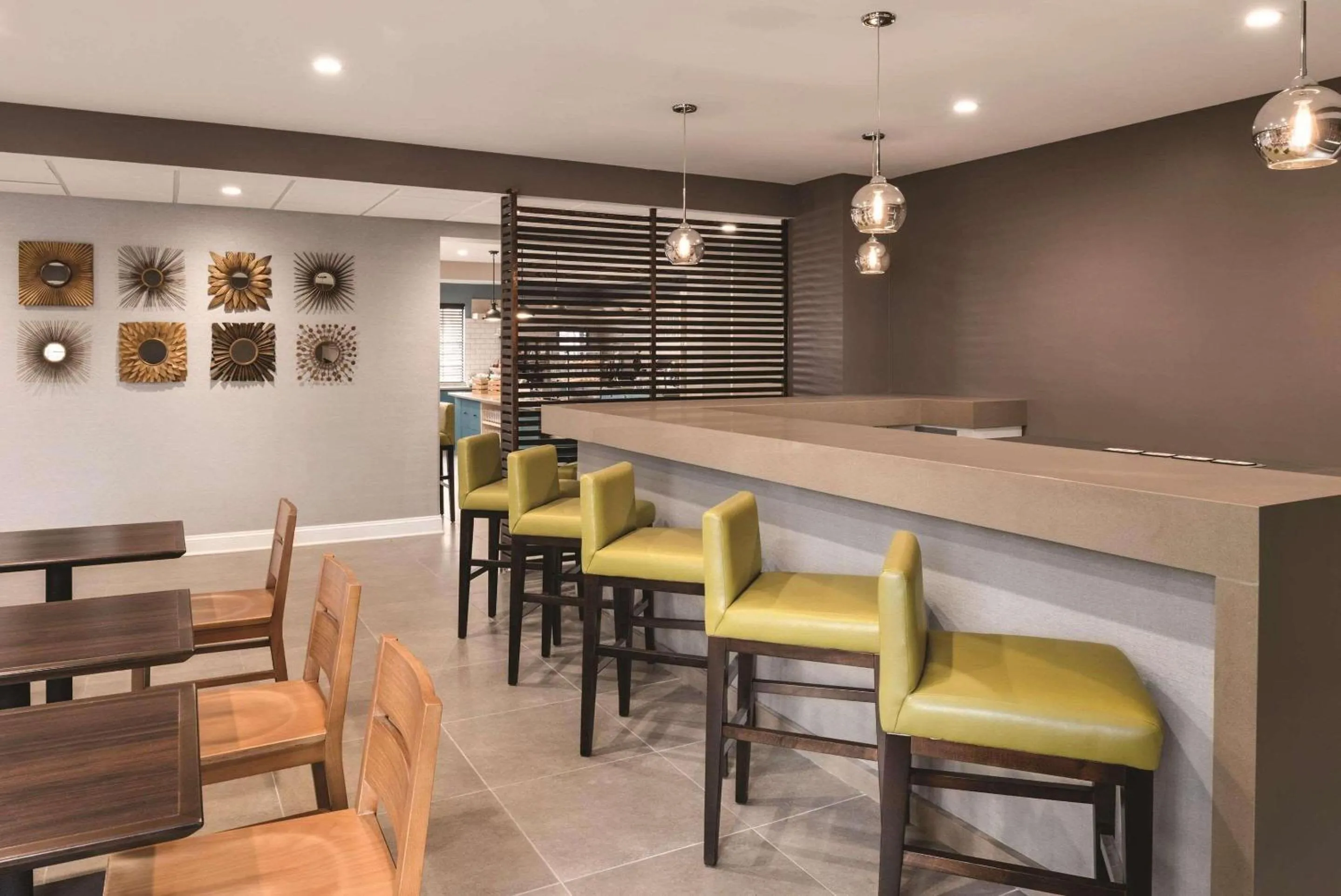 Lounge or bar in Country Inn & Suites by Radisson, Chicago-Hoffman