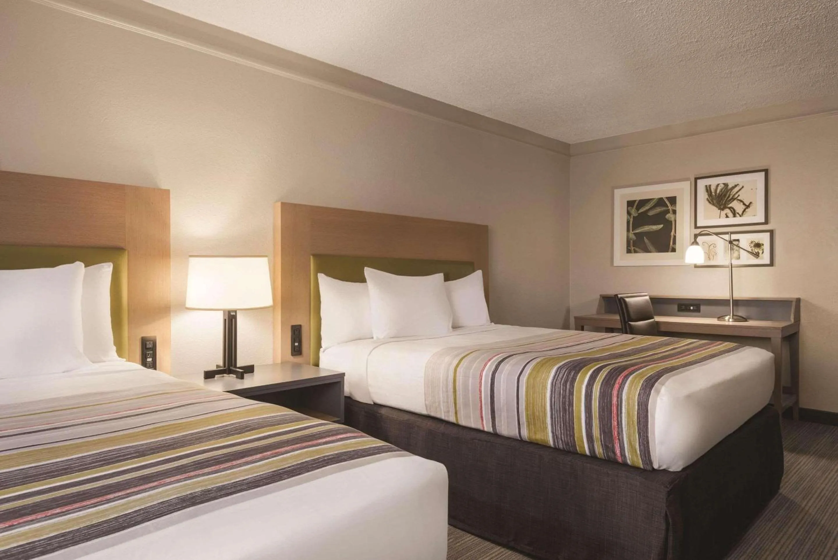 Bedroom, Bed in Country Inn & Suites by Radisson, Chicago-Hoffman