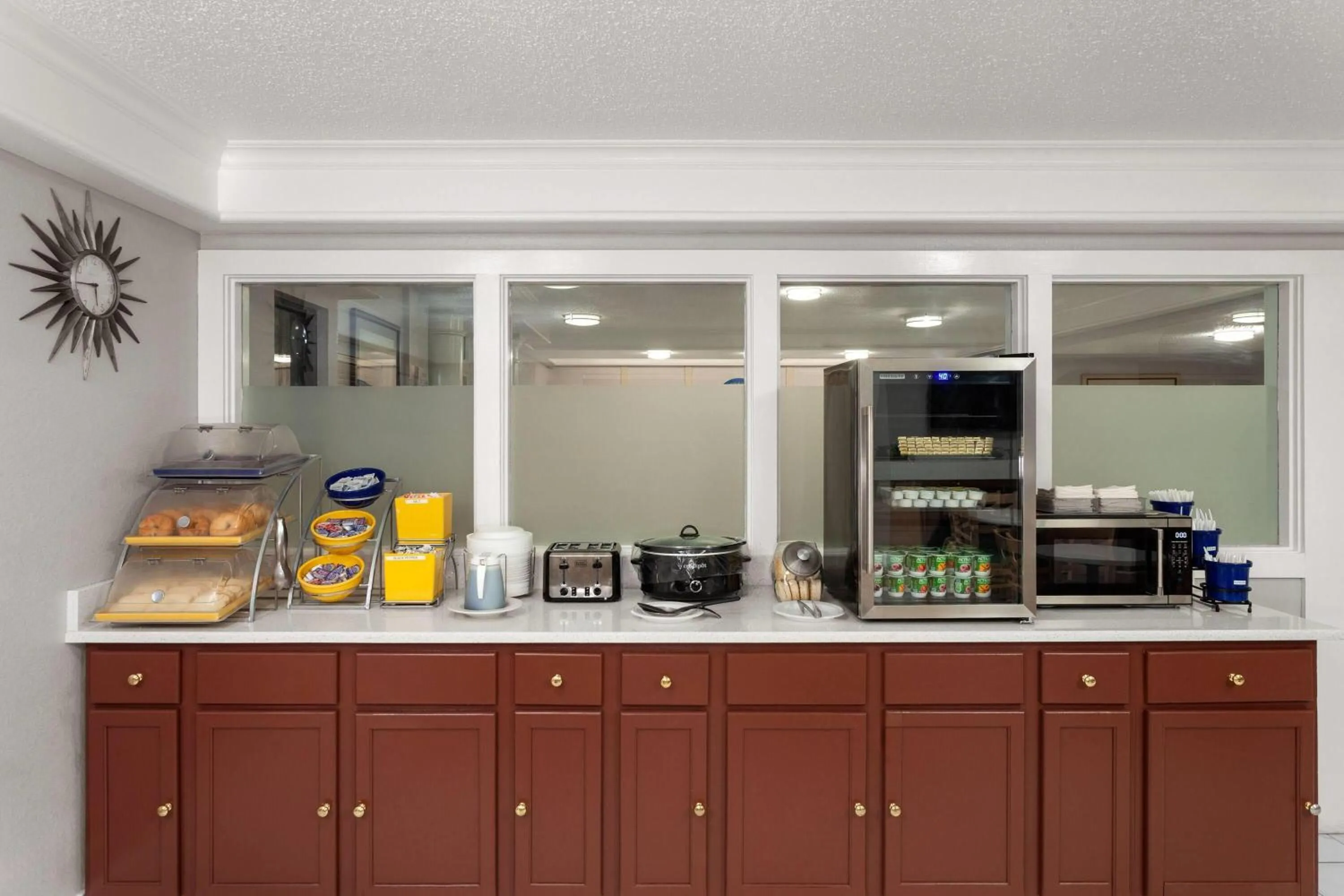 Breakfast in Days Inn & Suites by Wyndham Arlington Heights