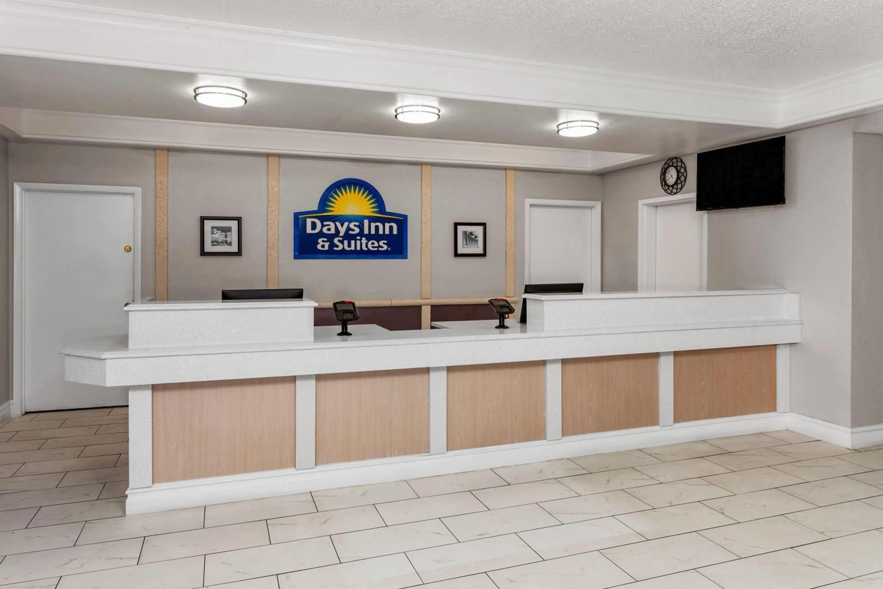 Lobby or reception in Days Inn & Suites by Wyndham Arlington Heights
