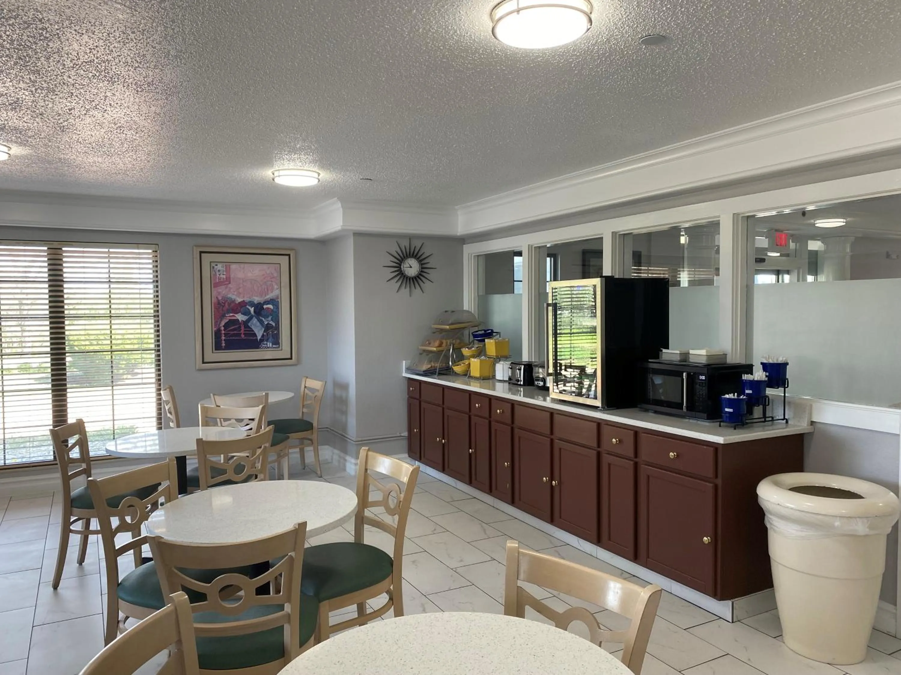 Breakfast in Days Inn & Suites by Wyndham Arlington Heights