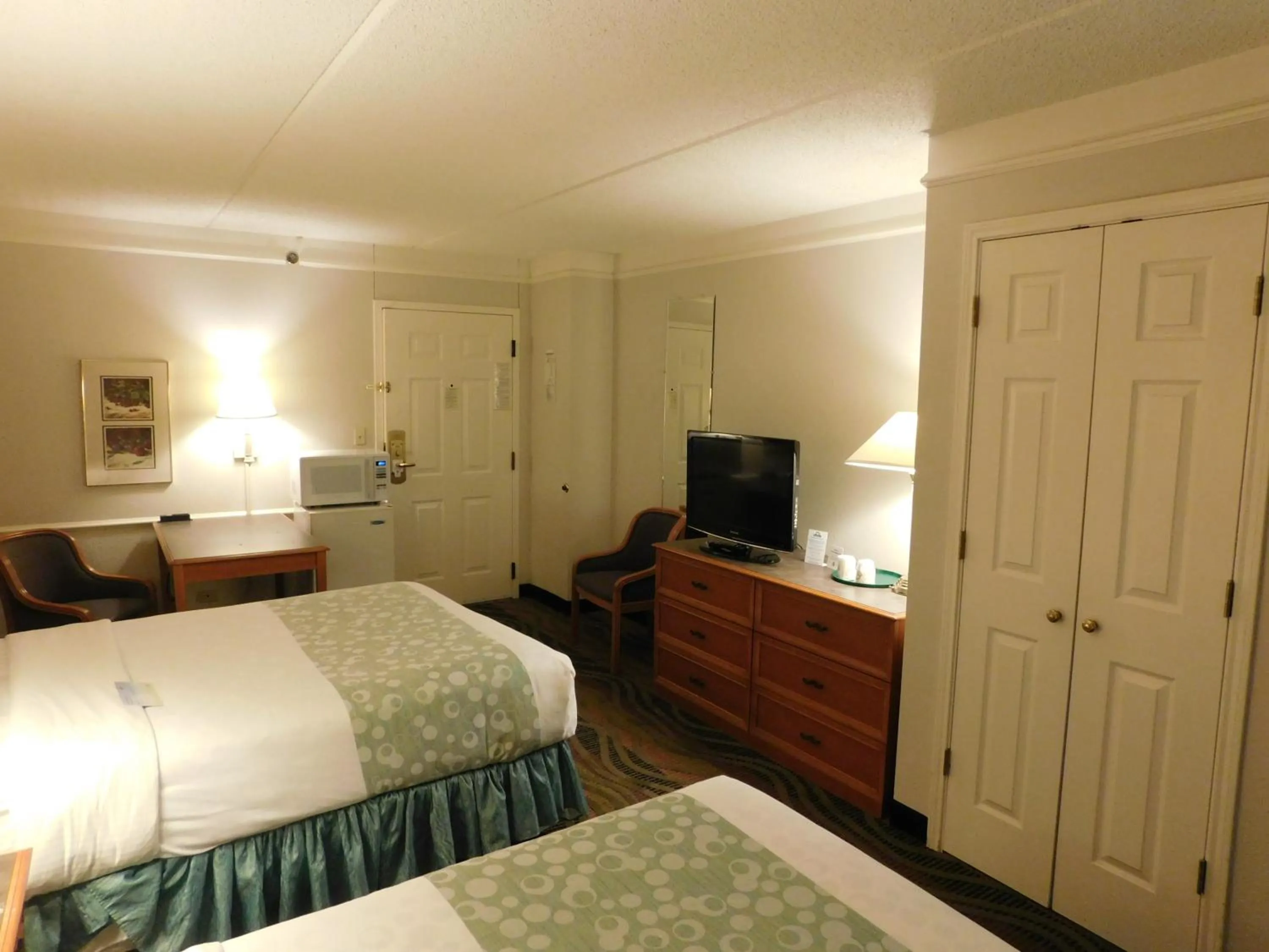 Photo of the whole room, Bed in Days Inn & Suites by Wyndham Arlington Heights