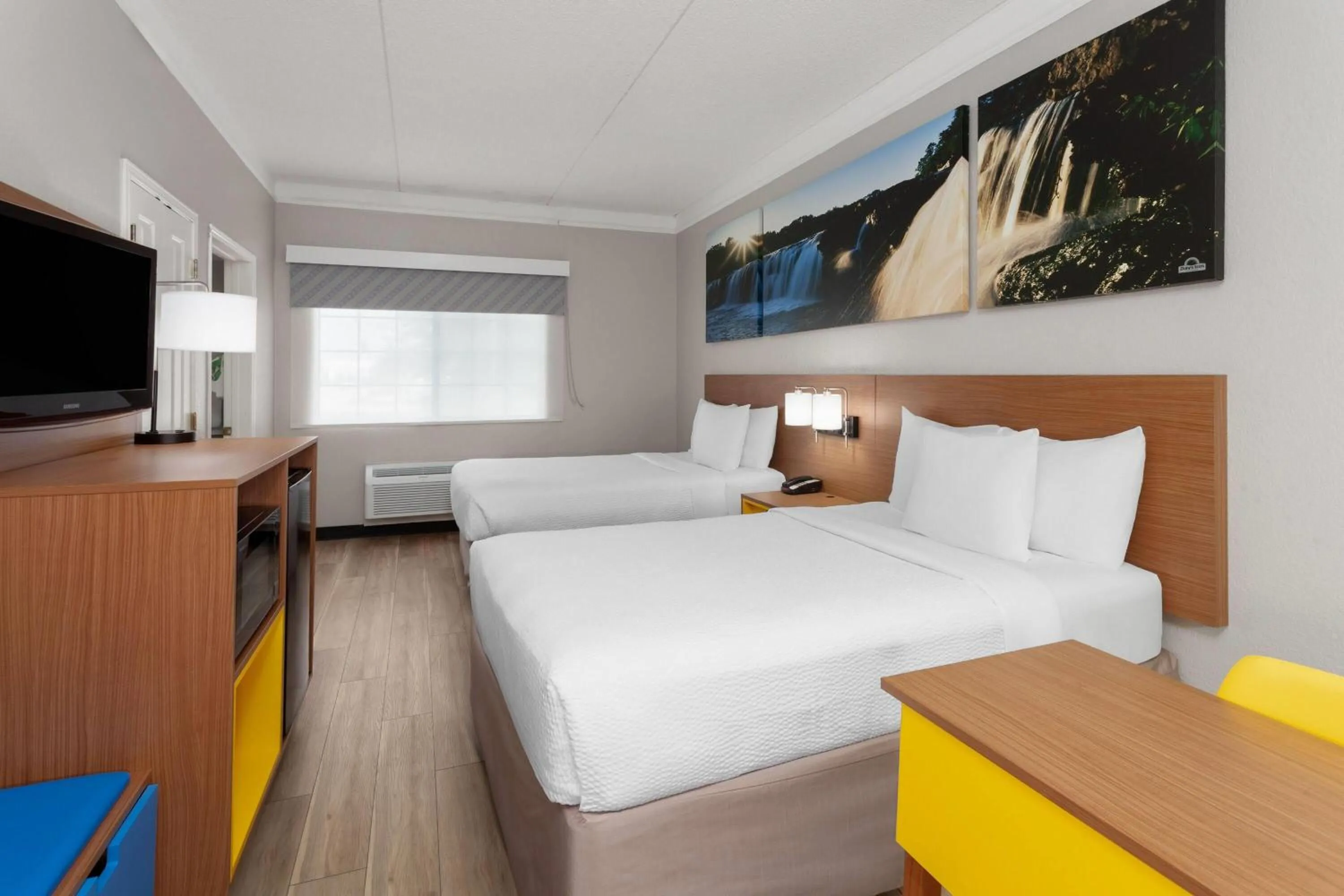 Photo of the whole room, Bed in Days Inn & Suites by Wyndham Arlington Heights