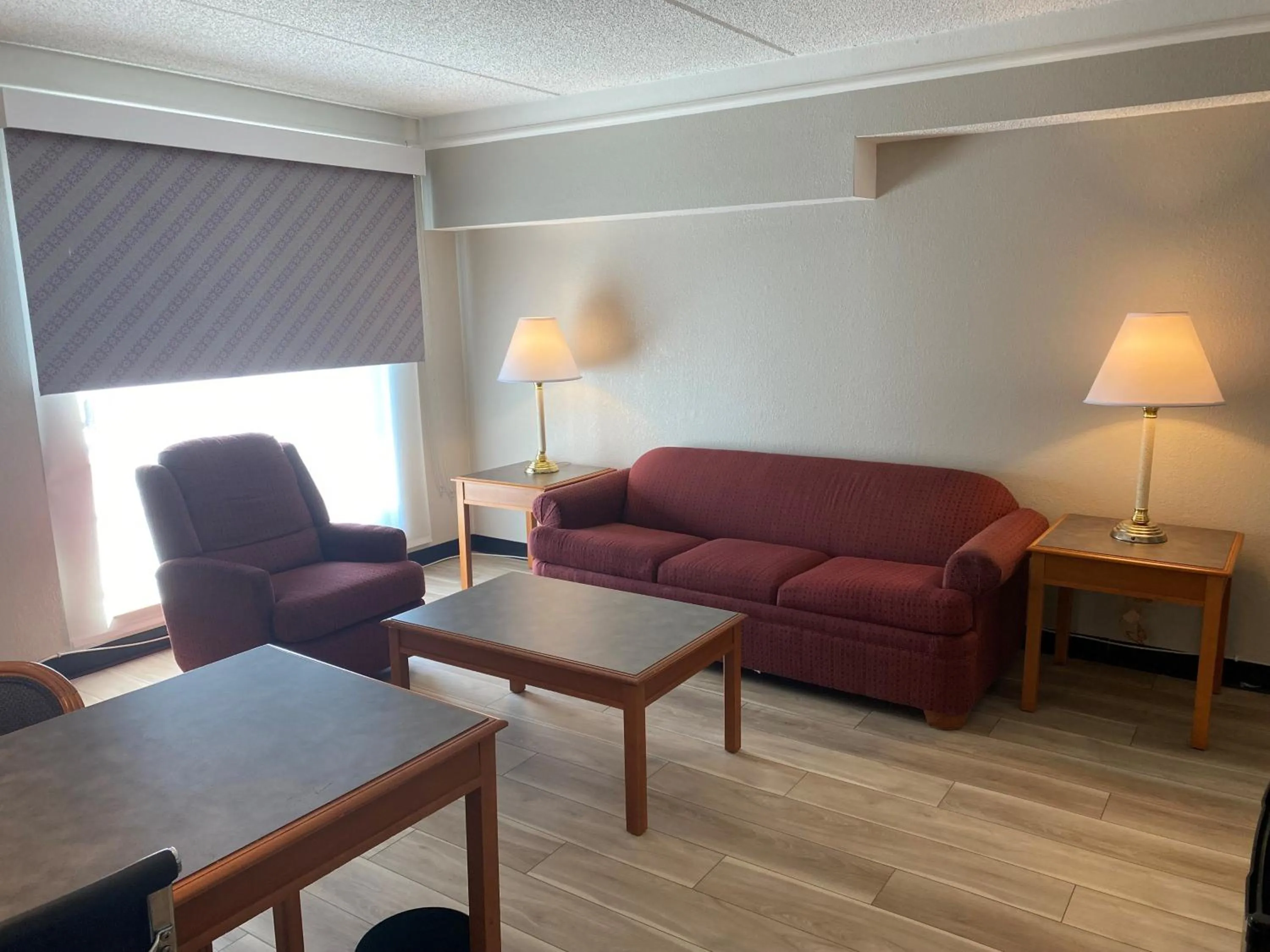 Seating area in Days Inn & Suites by Wyndham Arlington Heights