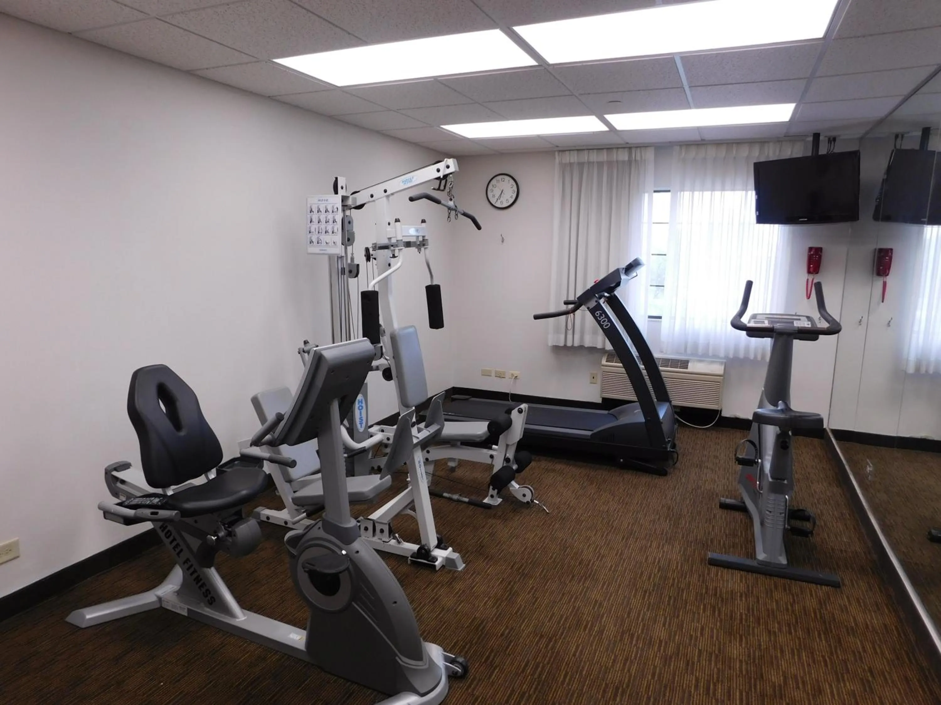 Fitness centre/facilities in Days Inn & Suites by Wyndham Arlington Heights