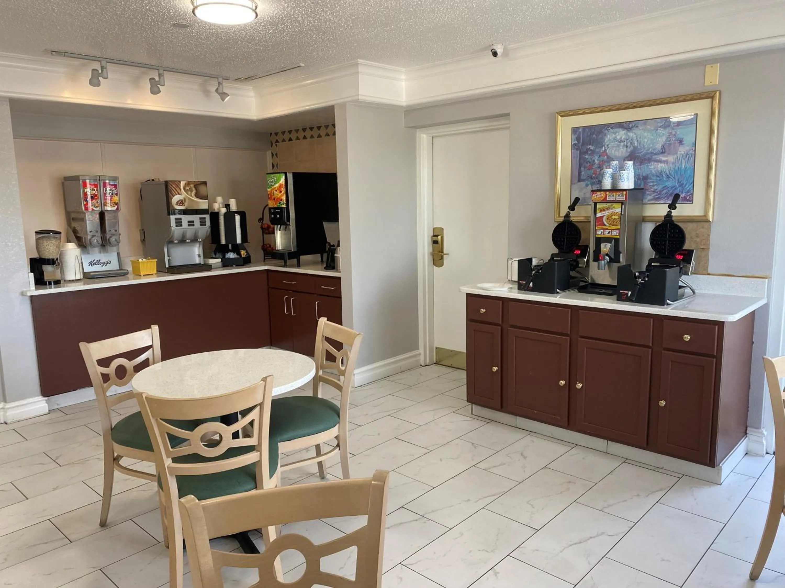 Breakfast in Days Inn & Suites by Wyndham Arlington Heights