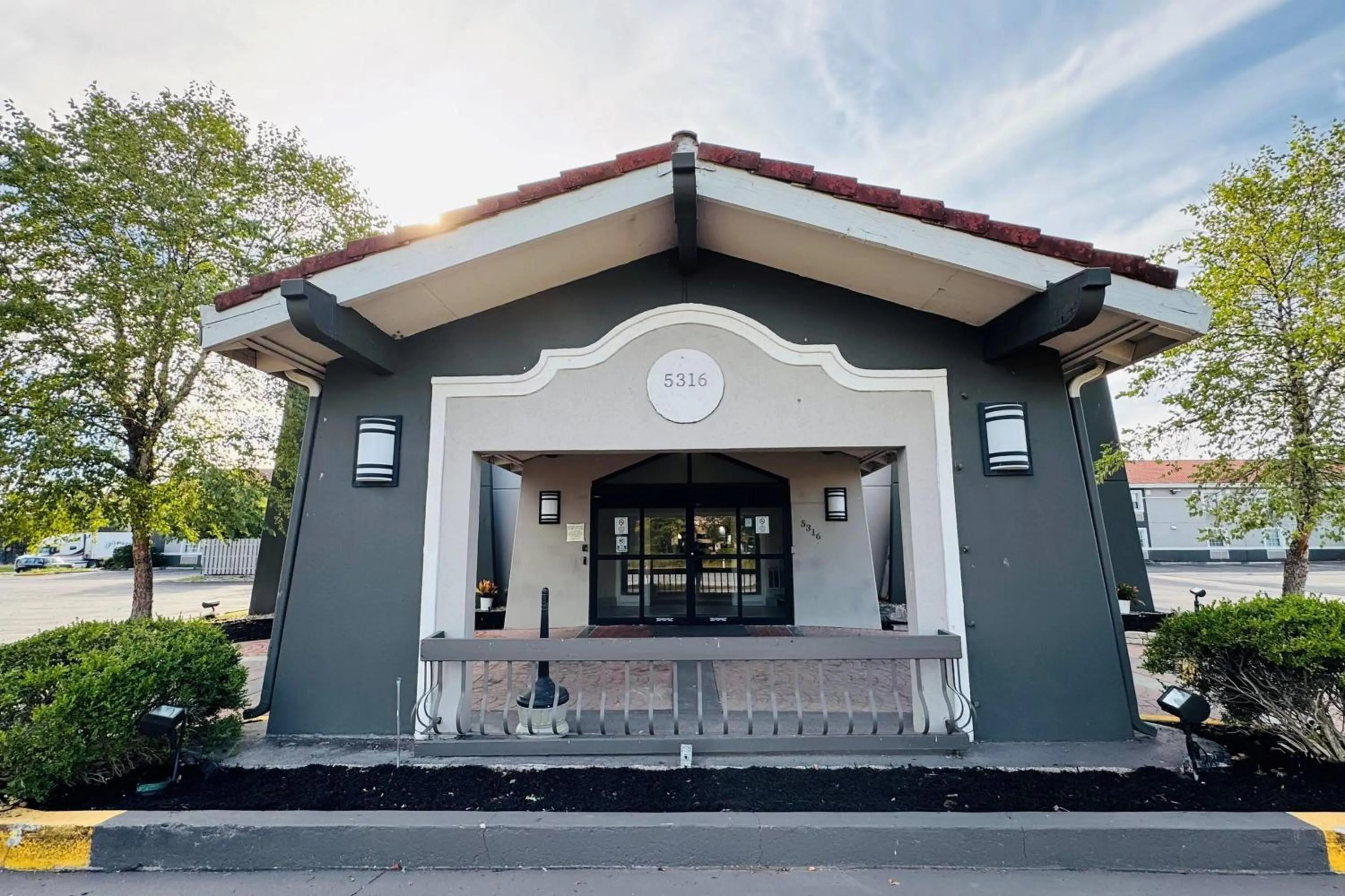 Property building in Baymont by Wyndham Indianapolis Airport Lynhurst