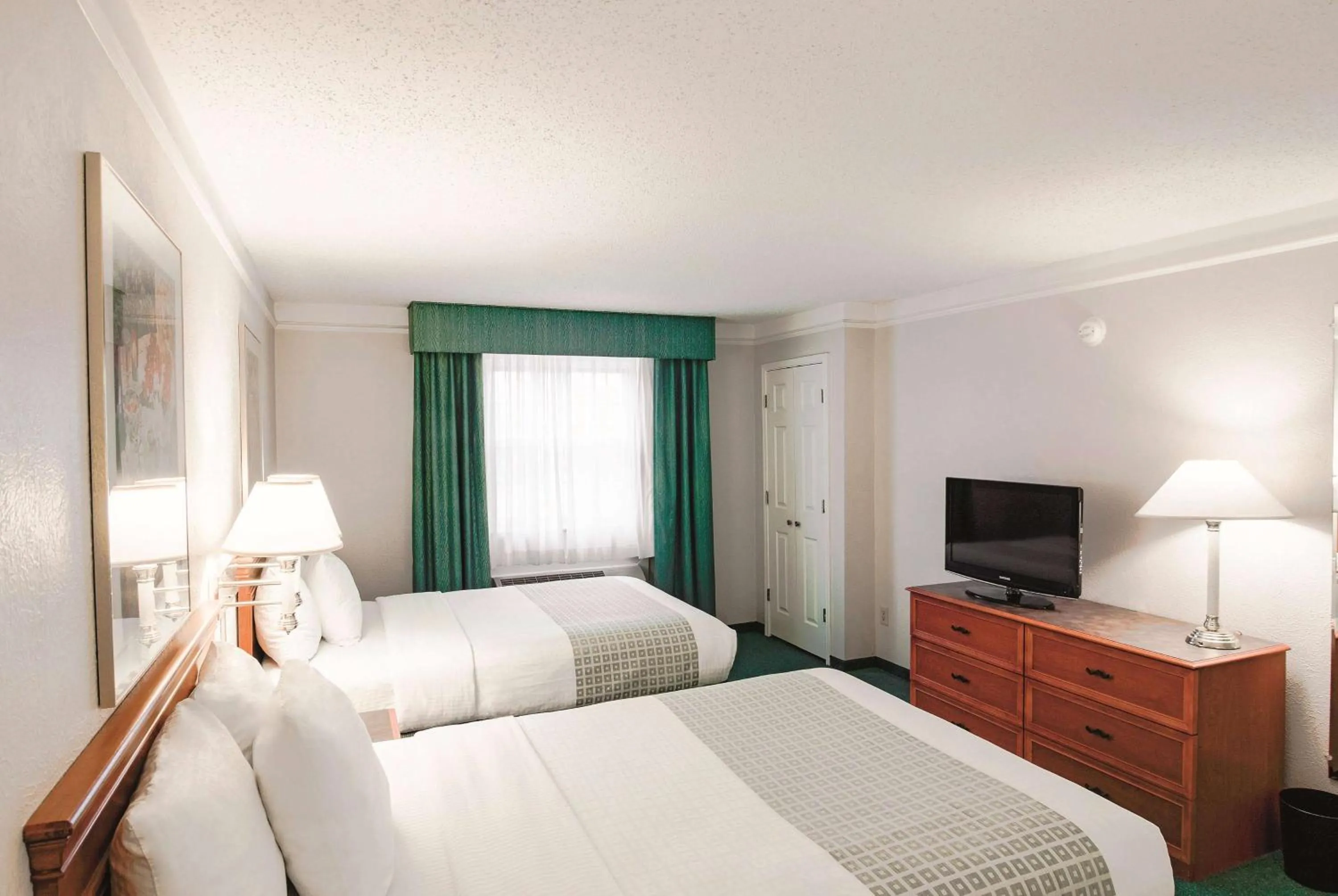 Photo of the whole room, Bed in La Quinta Inn by Wyndham Indianapolis Airport Lynhurst