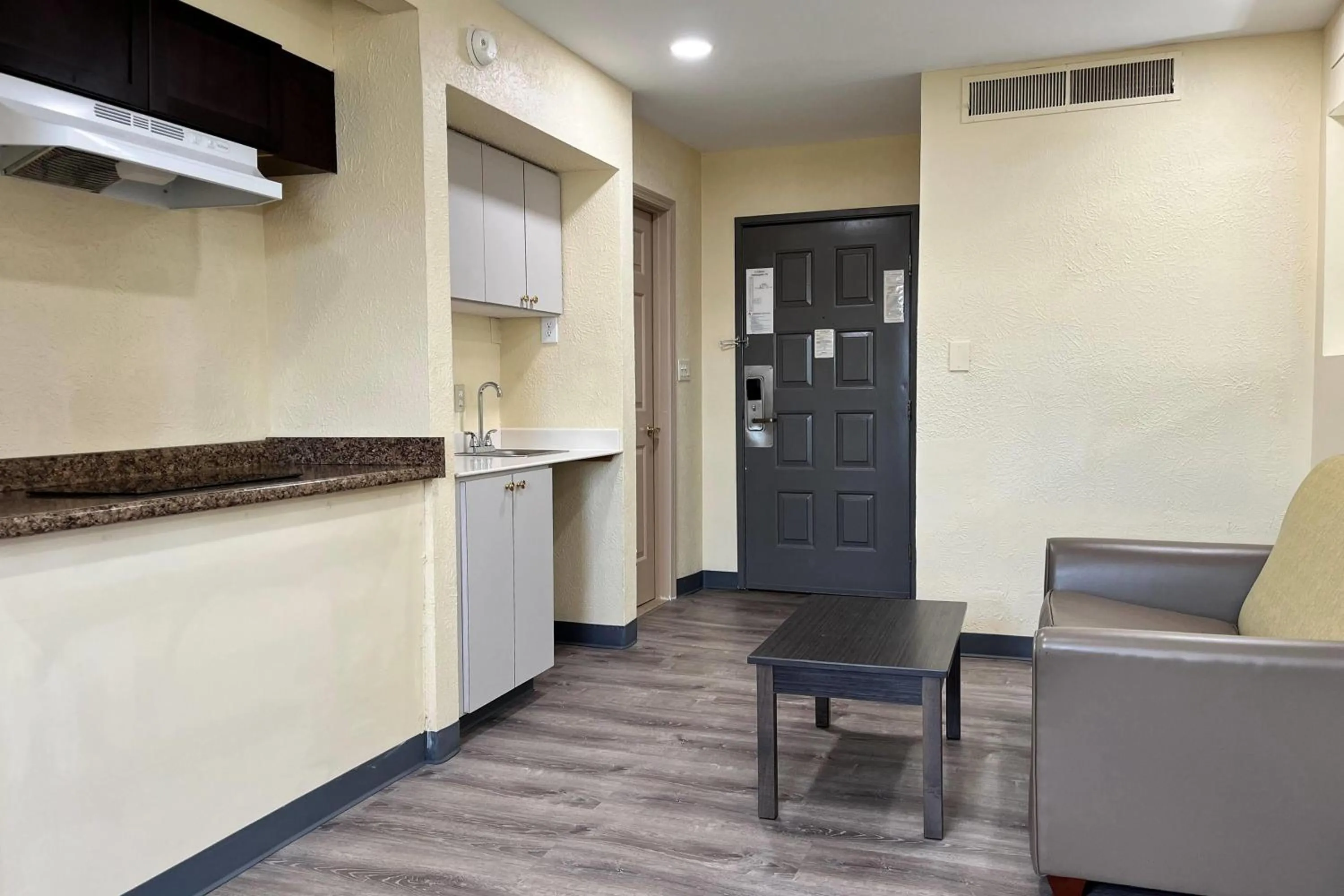 Photo of the whole room in Baymont by Wyndham Indianapolis Airport Lynhurst