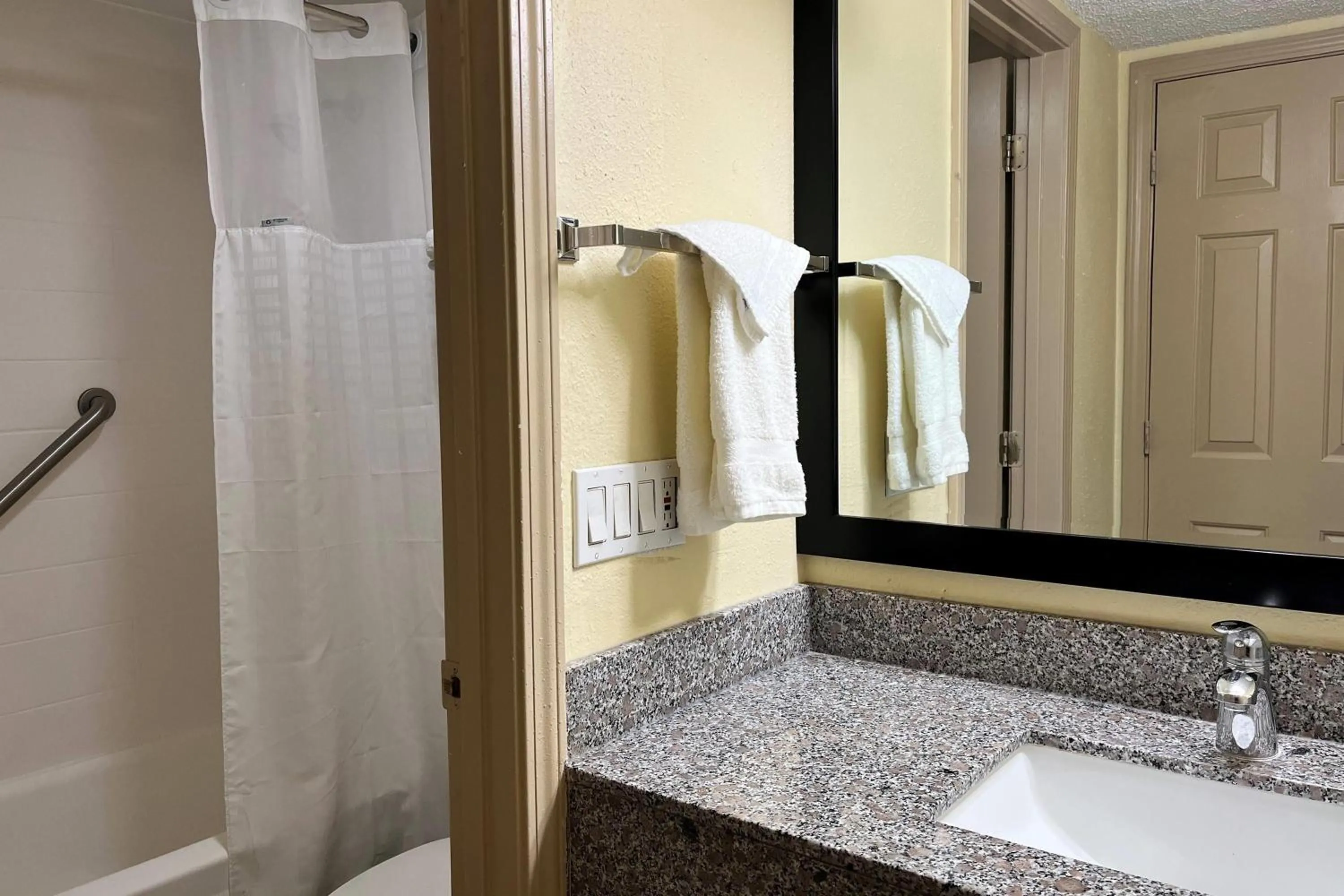 Bathroom in Baymont by Wyndham Indianapolis Airport Lynhurst