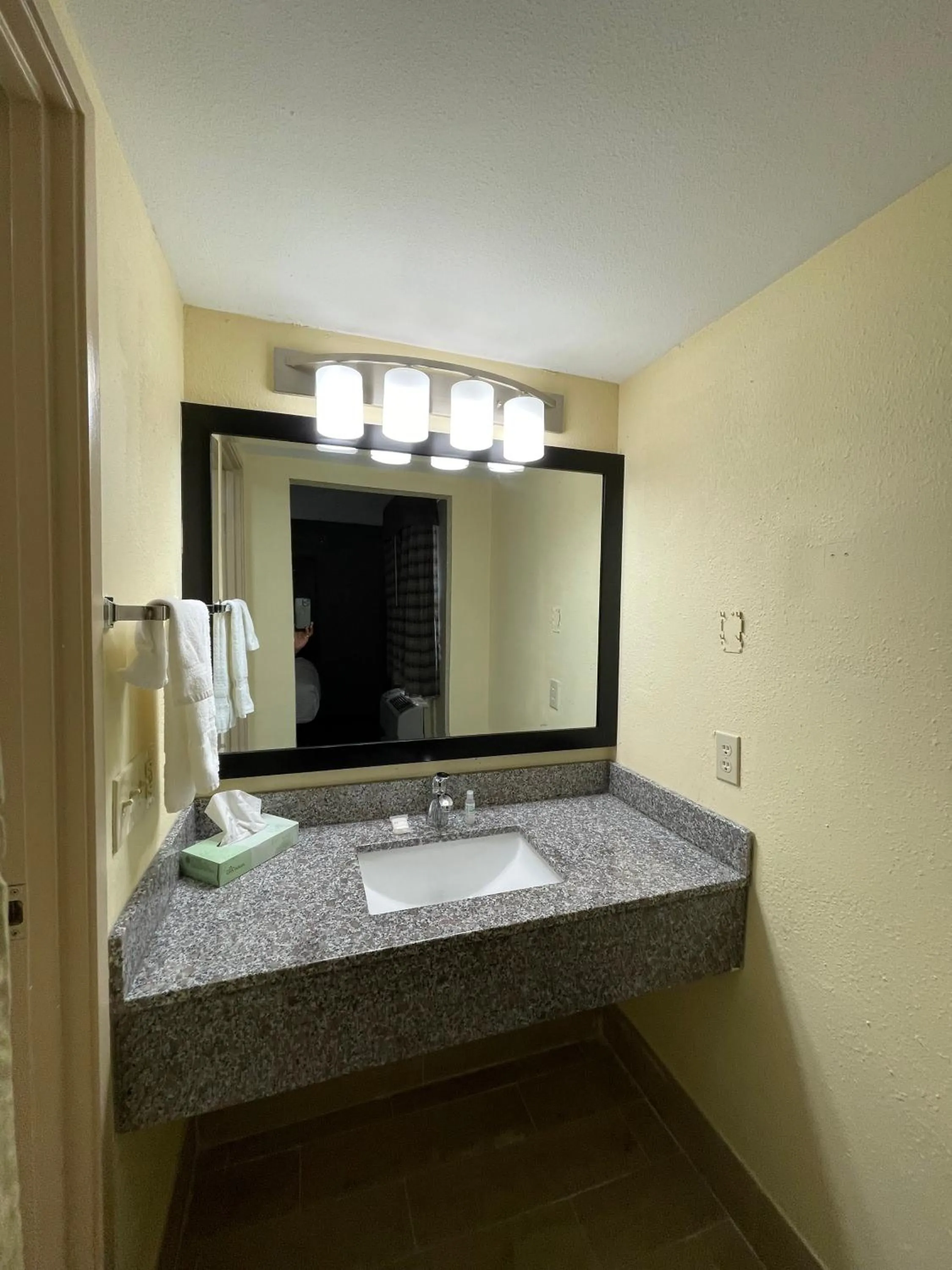Bathroom in La Quinta Inn by Wyndham Indianapolis Airport Lynhurst
