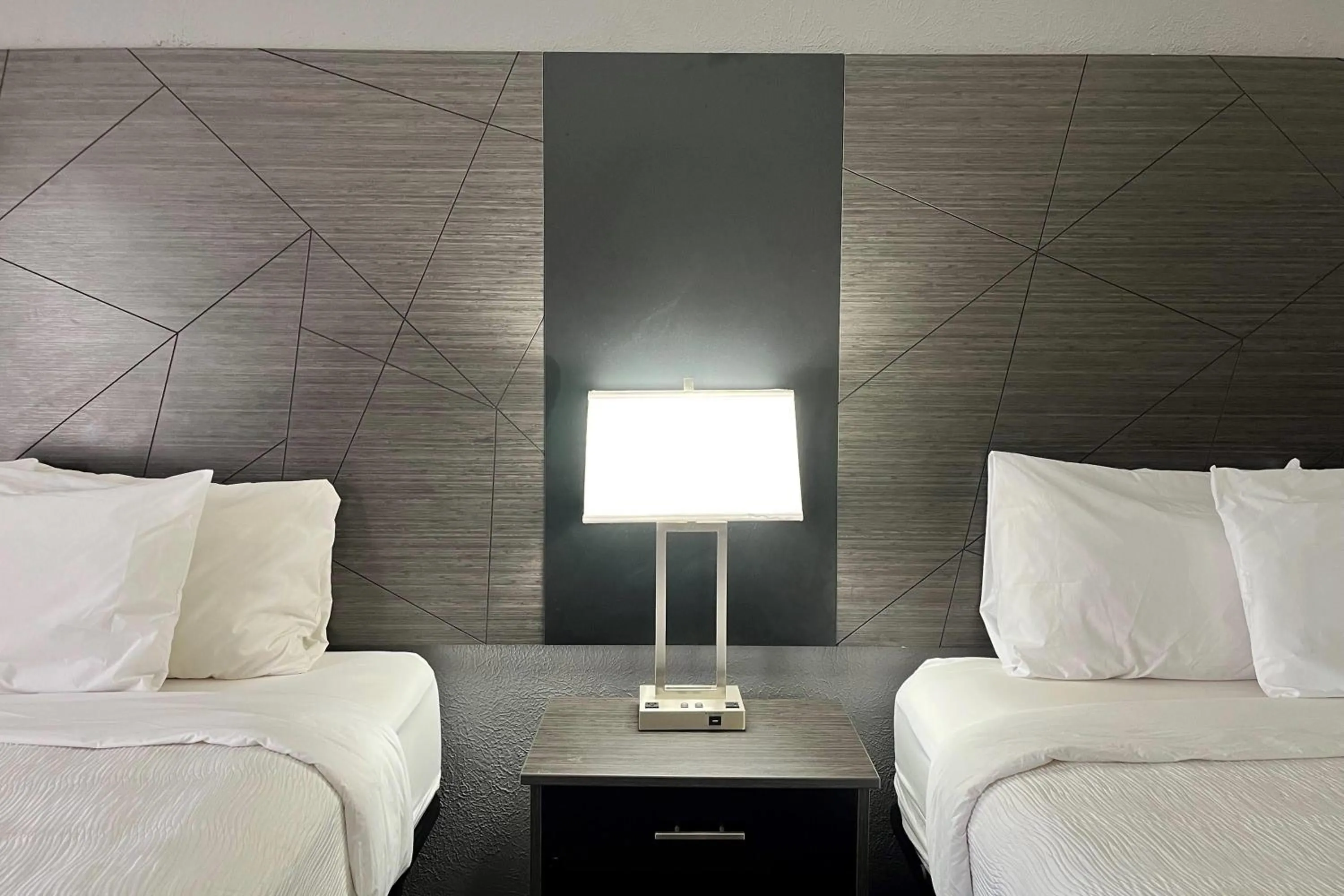 Photo of the whole room, Bed in Baymont by Wyndham Indianapolis Airport Lynhurst