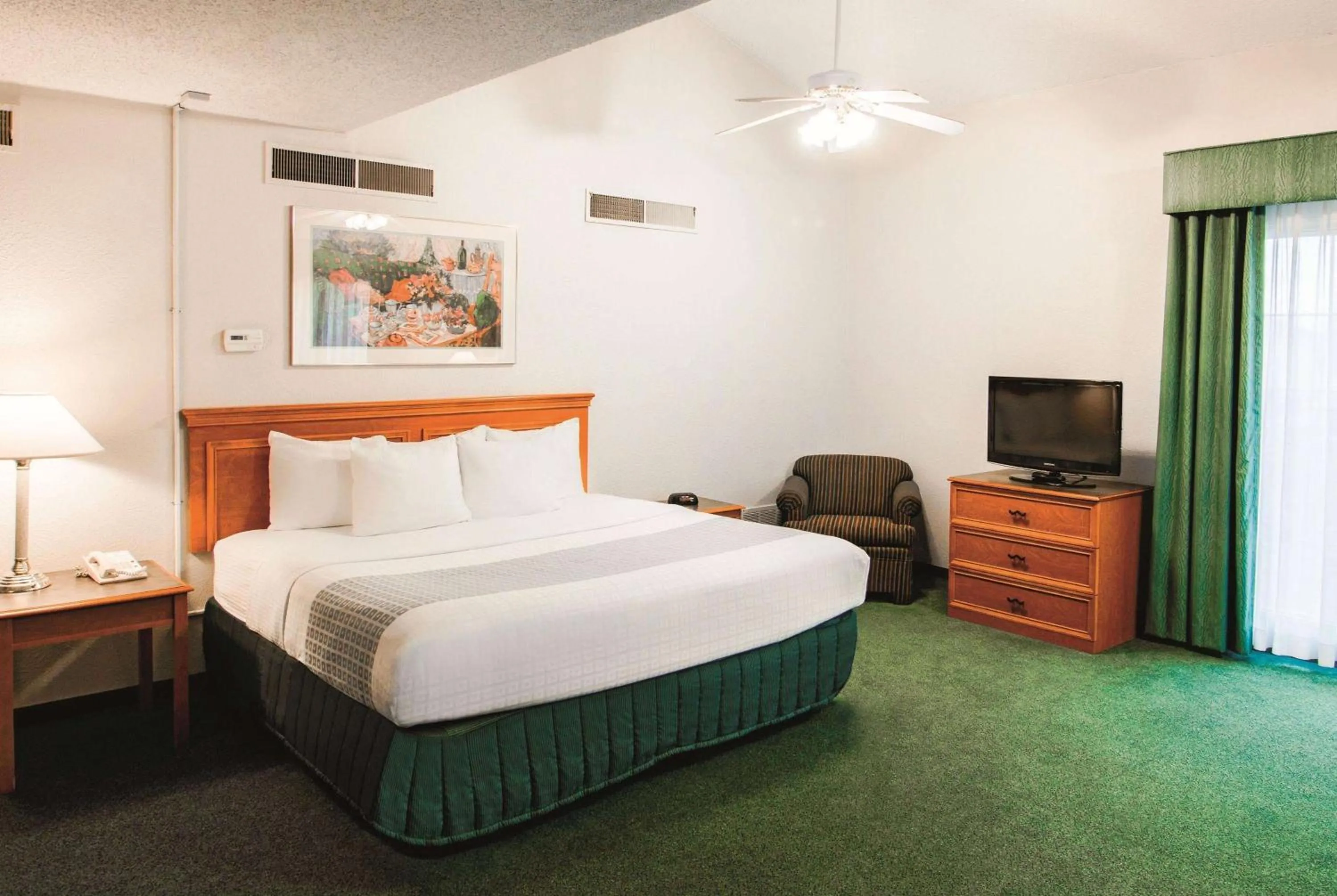 Bed in La Quinta Inn by Wyndham Indianapolis Airport Lynhurst