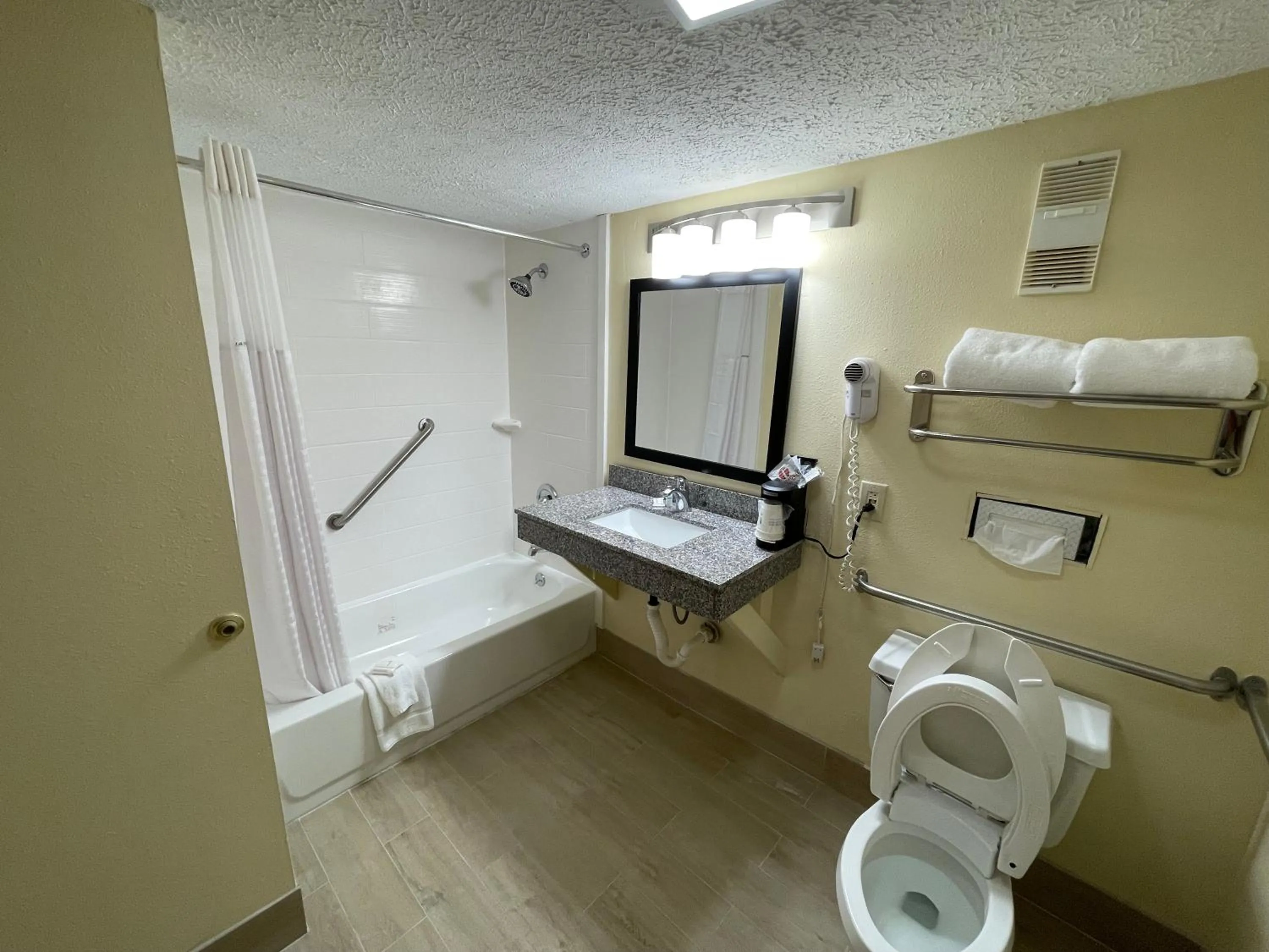 Toilet in La Quinta Inn by Wyndham Indianapolis Airport Lynhurst