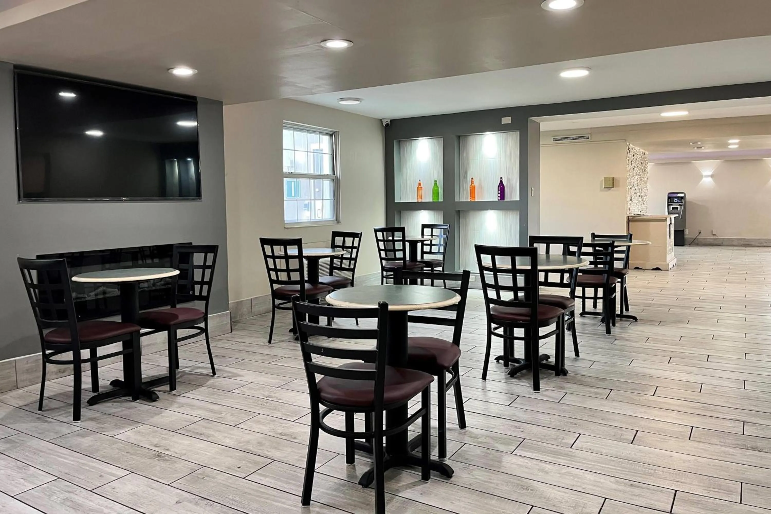 Restaurant/places to eat in Baymont by Wyndham Indianapolis Airport Lynhurst