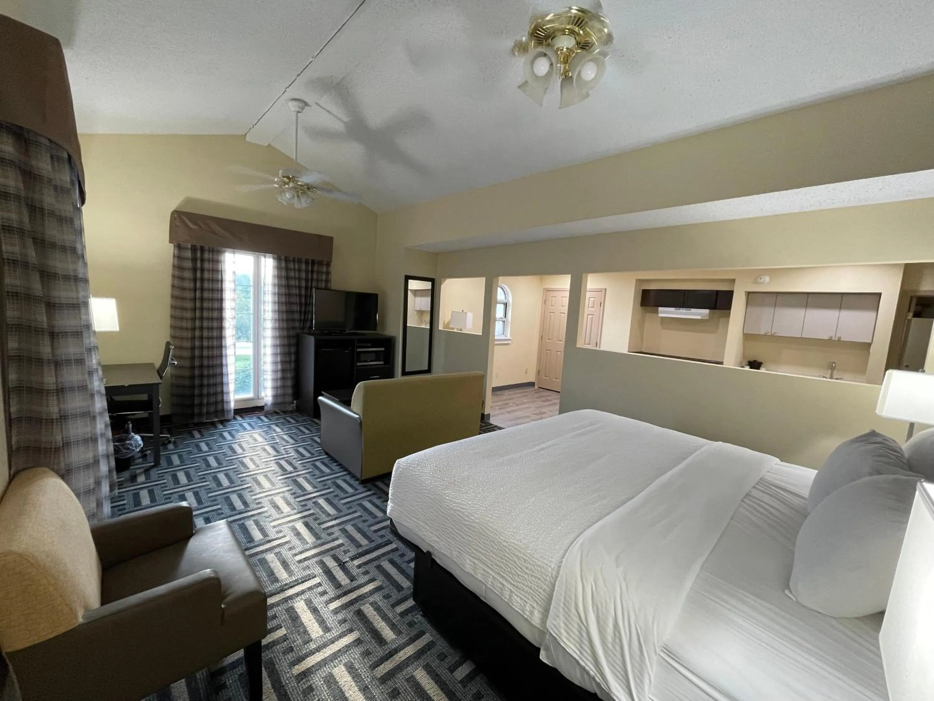 Photo of the whole room, Bed in La Quinta Inn by Wyndham Indianapolis Airport Lynhurst