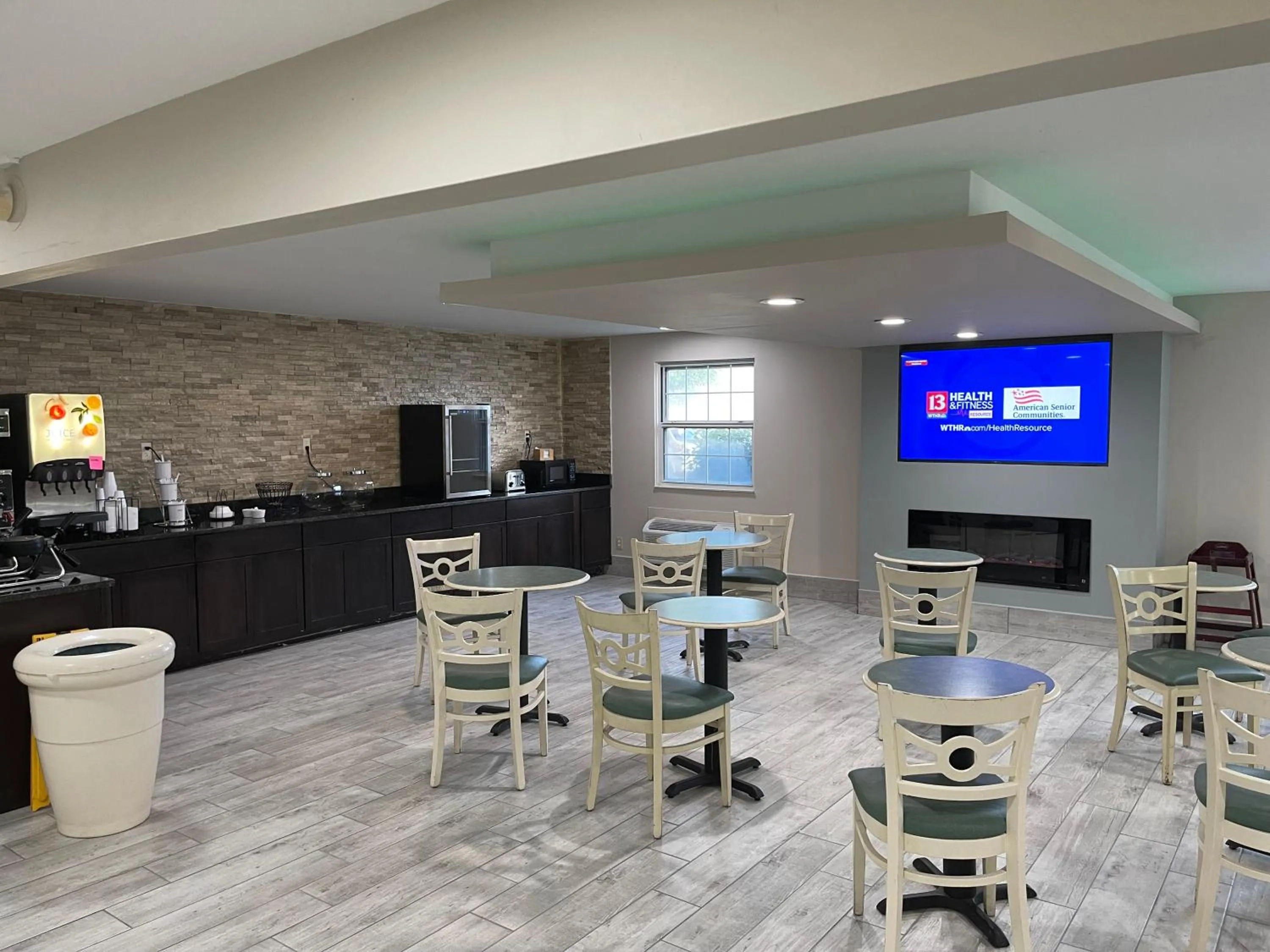 Restaurant/places to eat in La Quinta Inn by Wyndham Indianapolis Airport Lynhurst