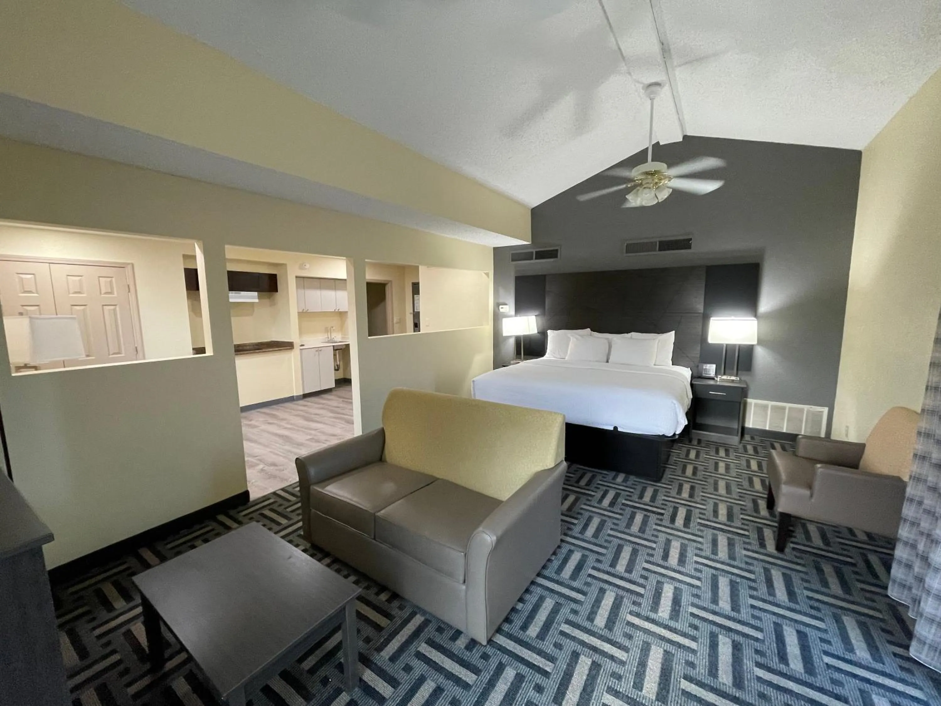 Photo of the whole room, Bed in La Quinta Inn by Wyndham Indianapolis Airport Lynhurst