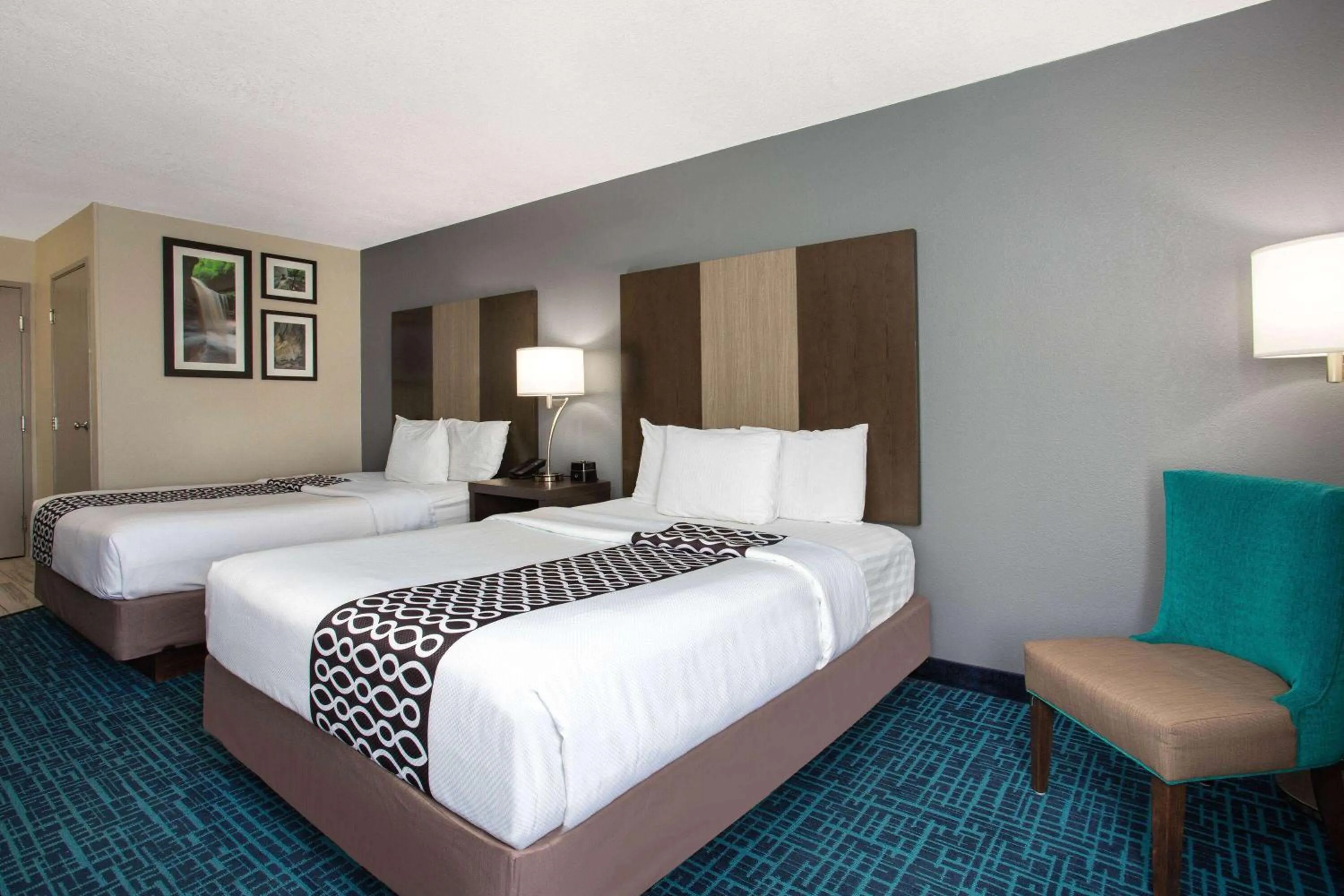 Photo of the whole room, Bed in La Quinta Inn & Suites by Wyndham Peru Starved Rock St Park