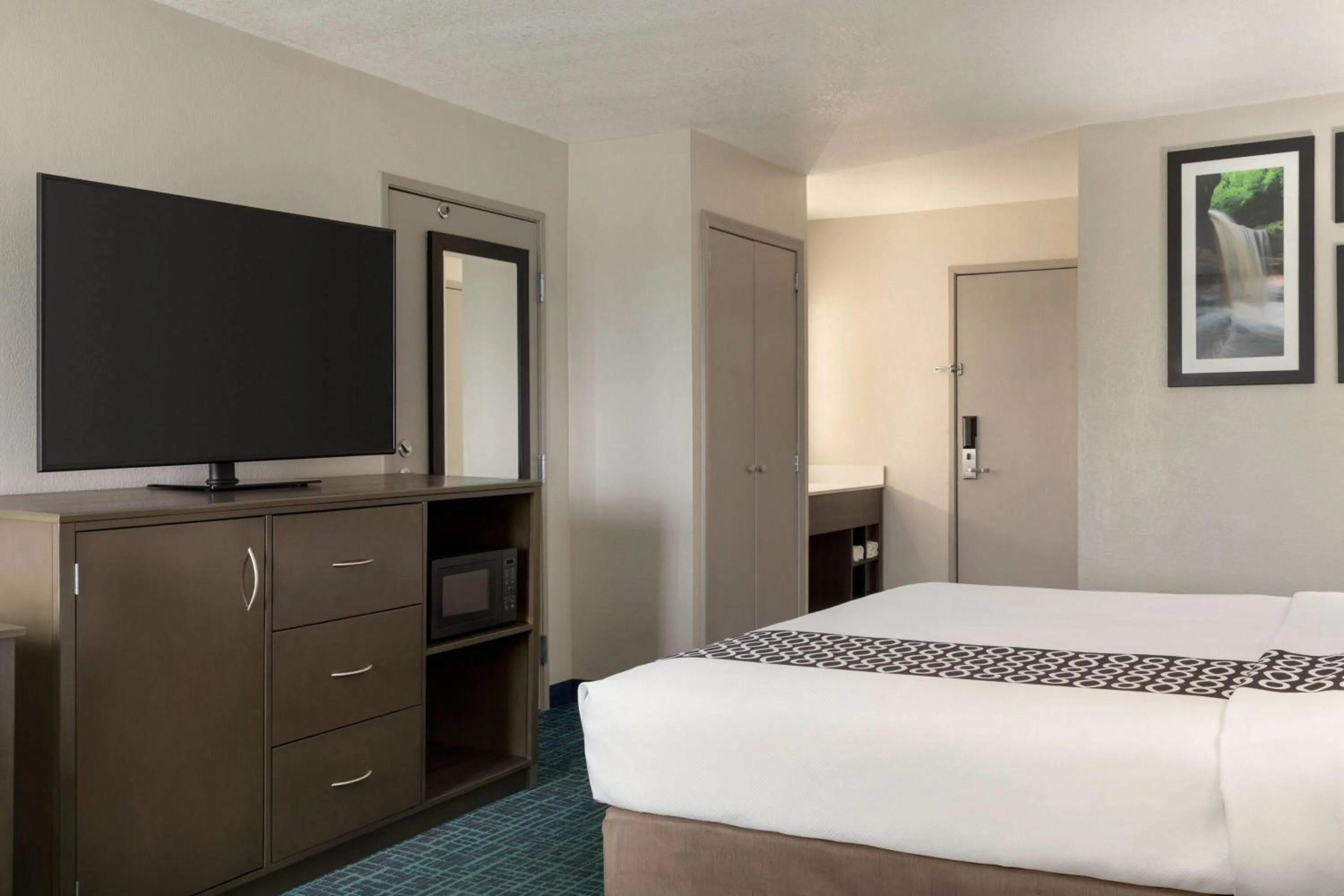Photo of the whole room, Bed in La Quinta Inn & Suites by Wyndham Peru Starved Rock St Park