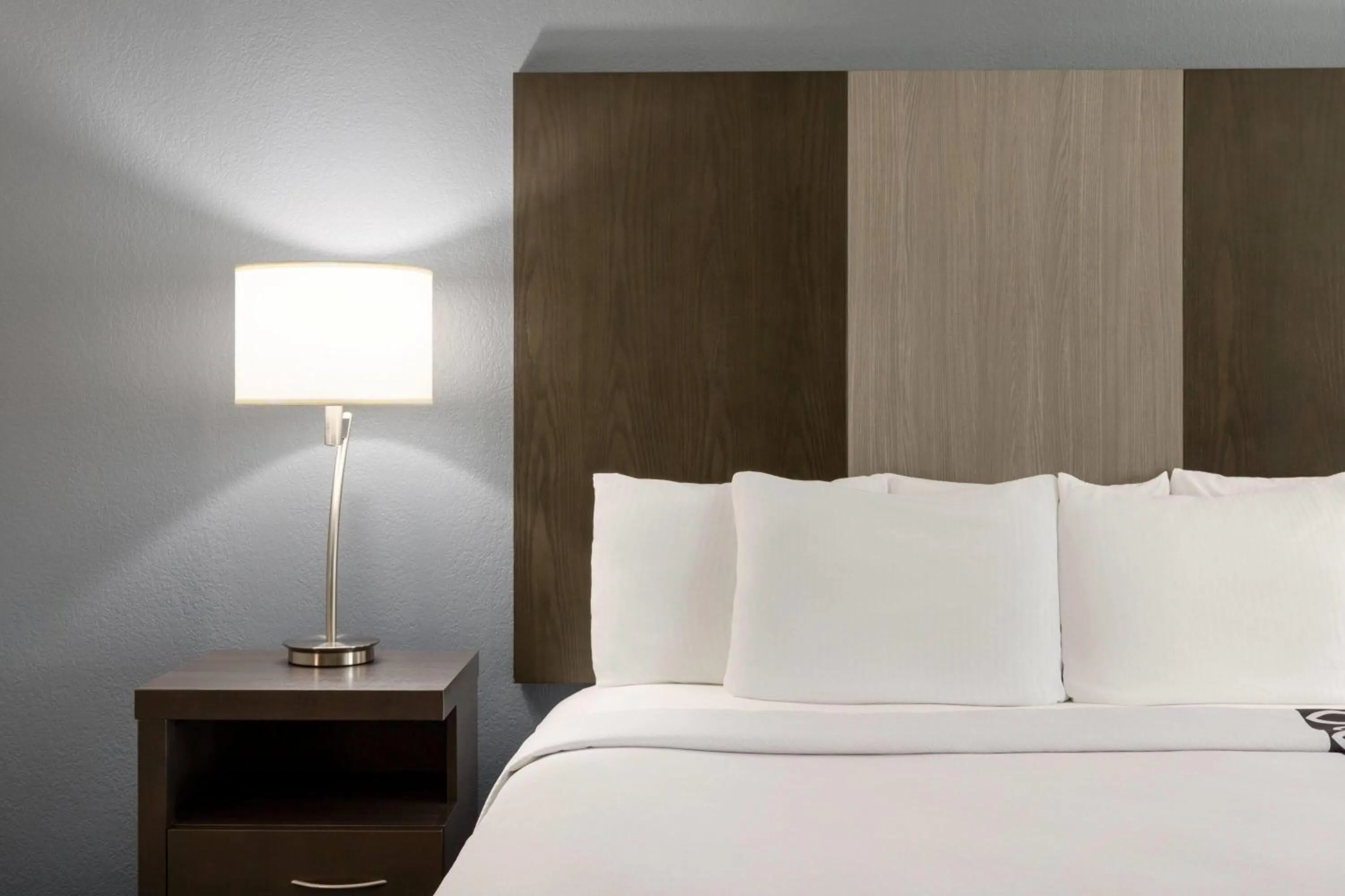 Photo of the whole room, Bed in La Quinta Inn & Suites by Wyndham Peru Starved Rock St Park