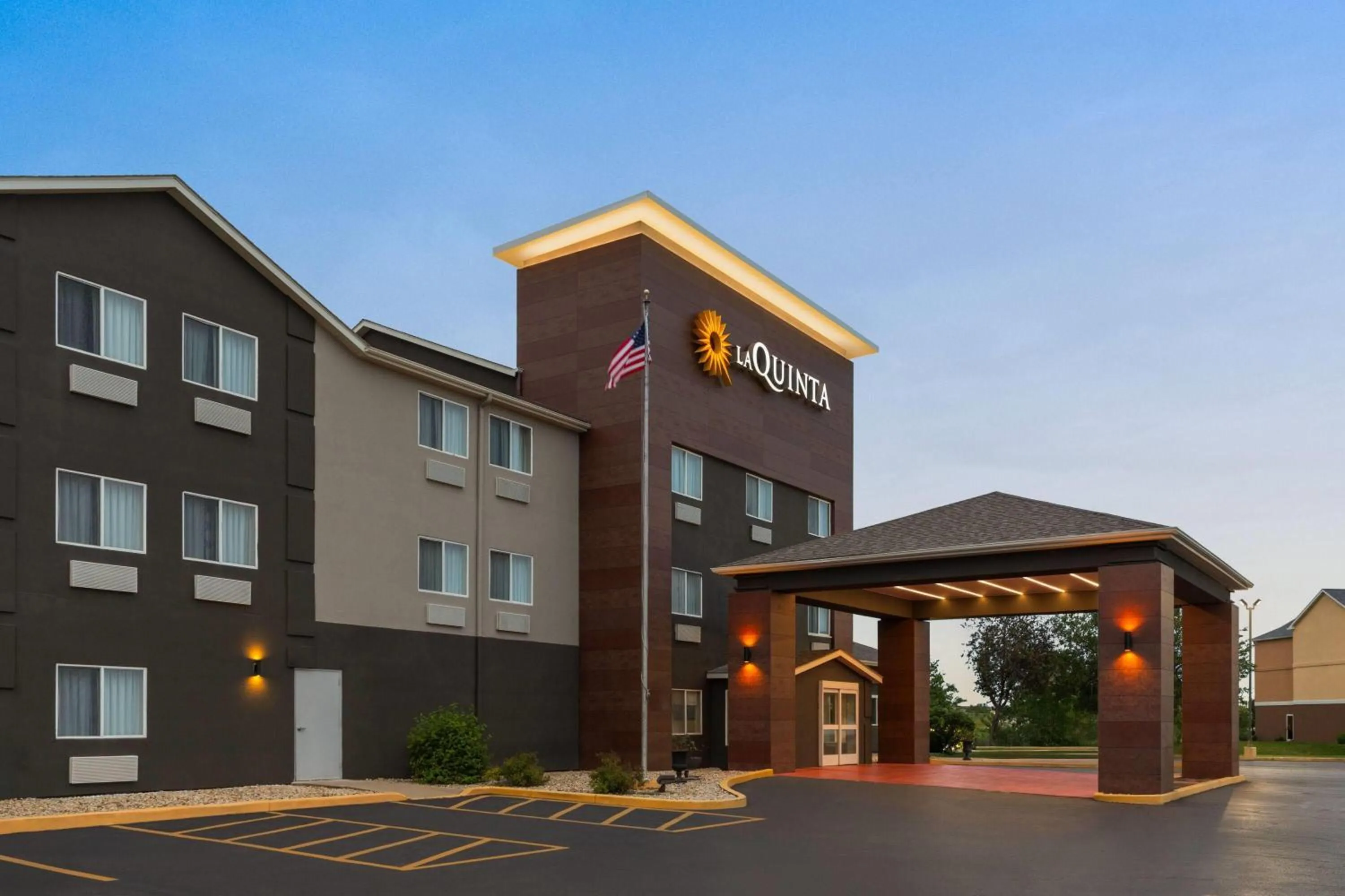 Property building in La Quinta Inn & Suites by Wyndham Peru Starved Rock St Park