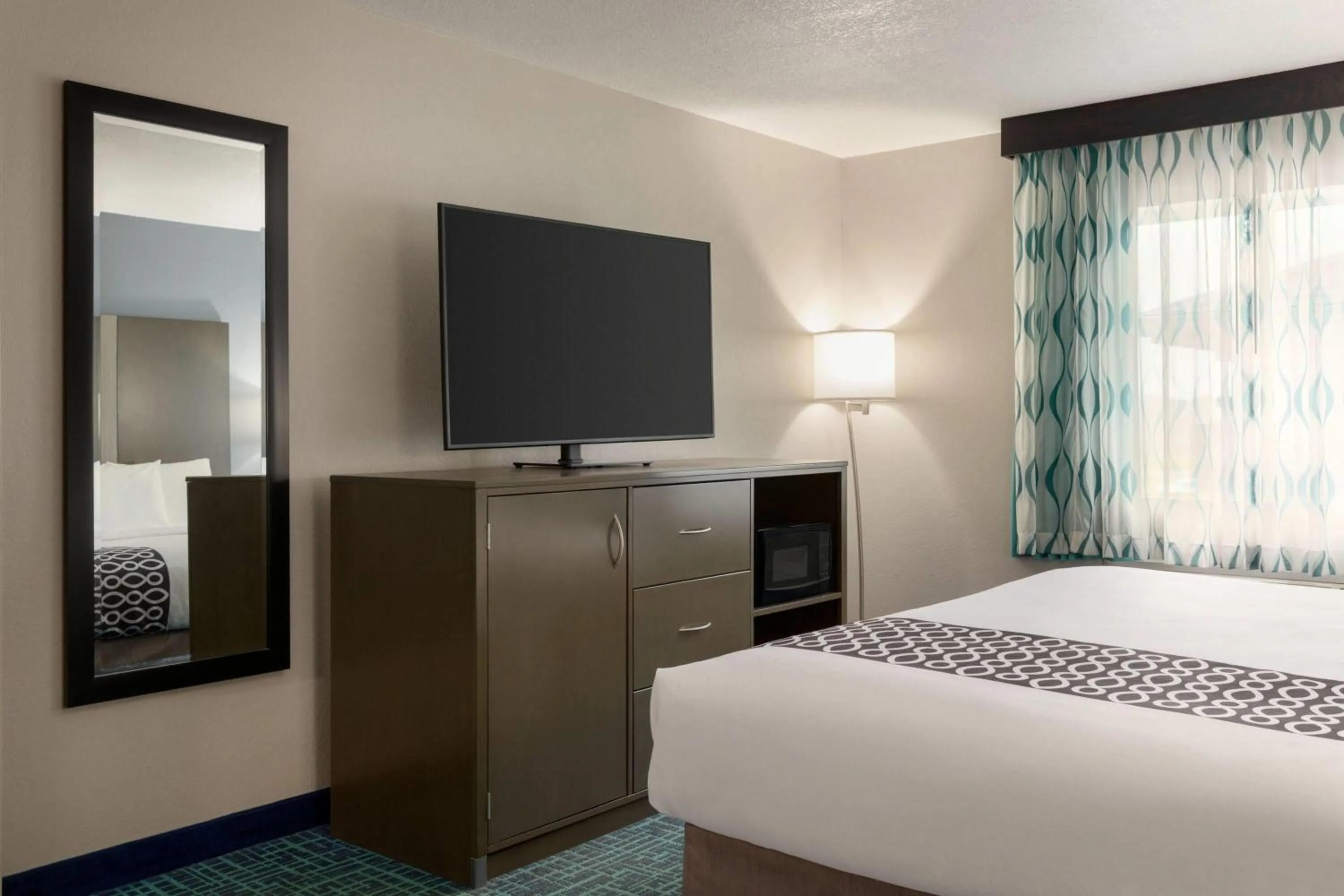 Photo of the whole room, Bed in La Quinta Inn & Suites by Wyndham Peru Starved Rock St Park