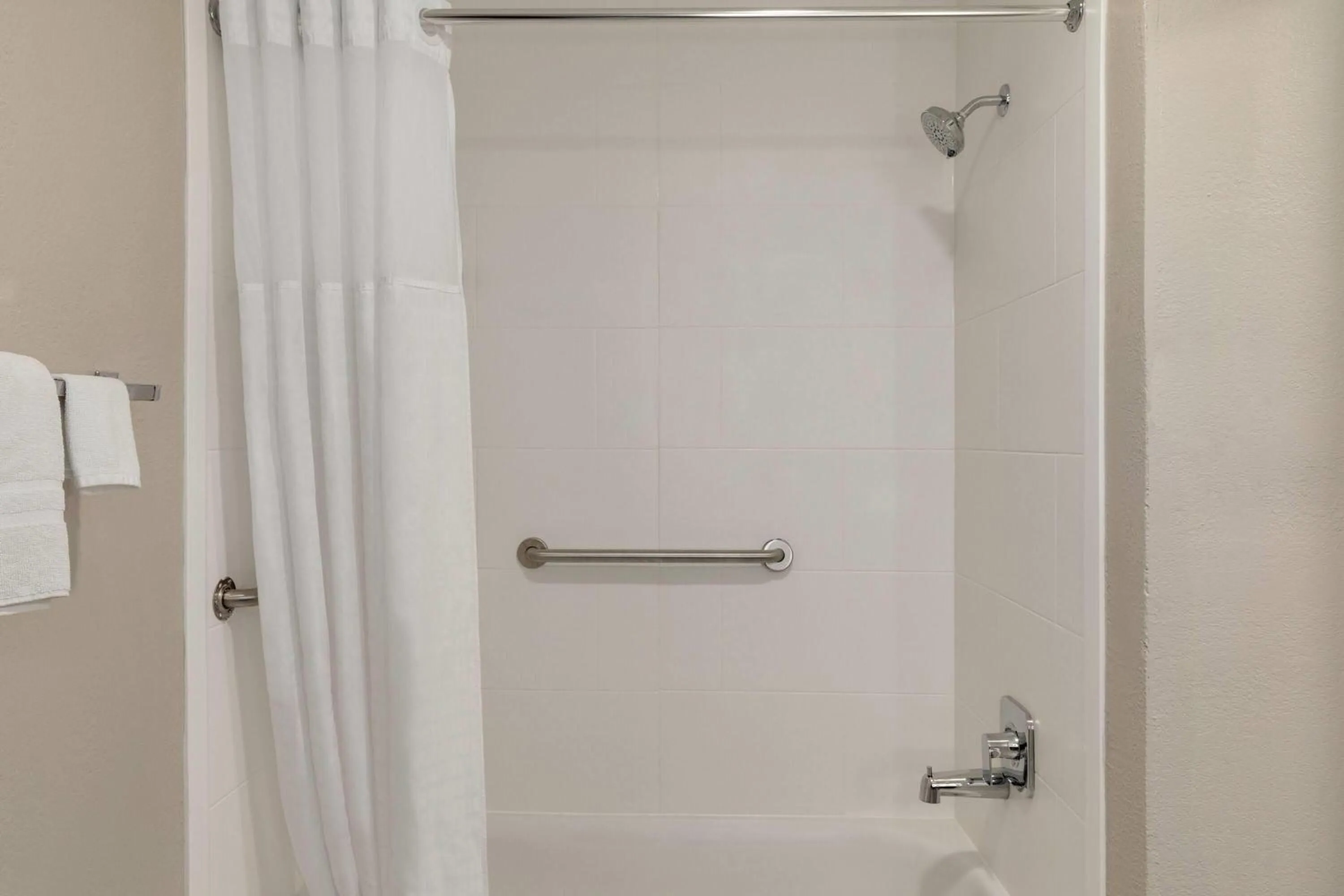 Shower in La Quinta Inn & Suites by Wyndham Peru Starved Rock St Park