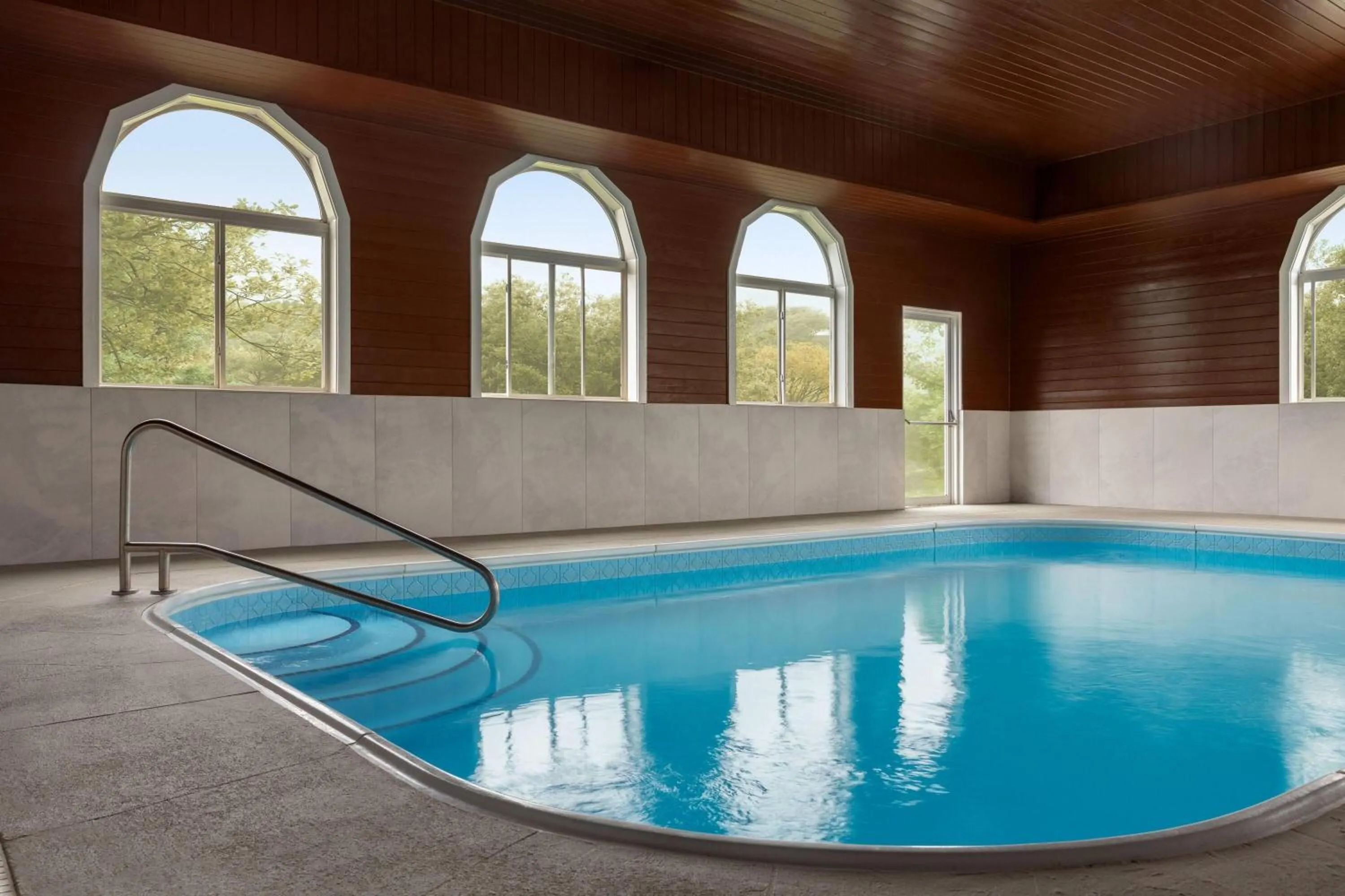 Swimming pool in La Quinta Inn & Suites by Wyndham Peru Starved Rock St Park