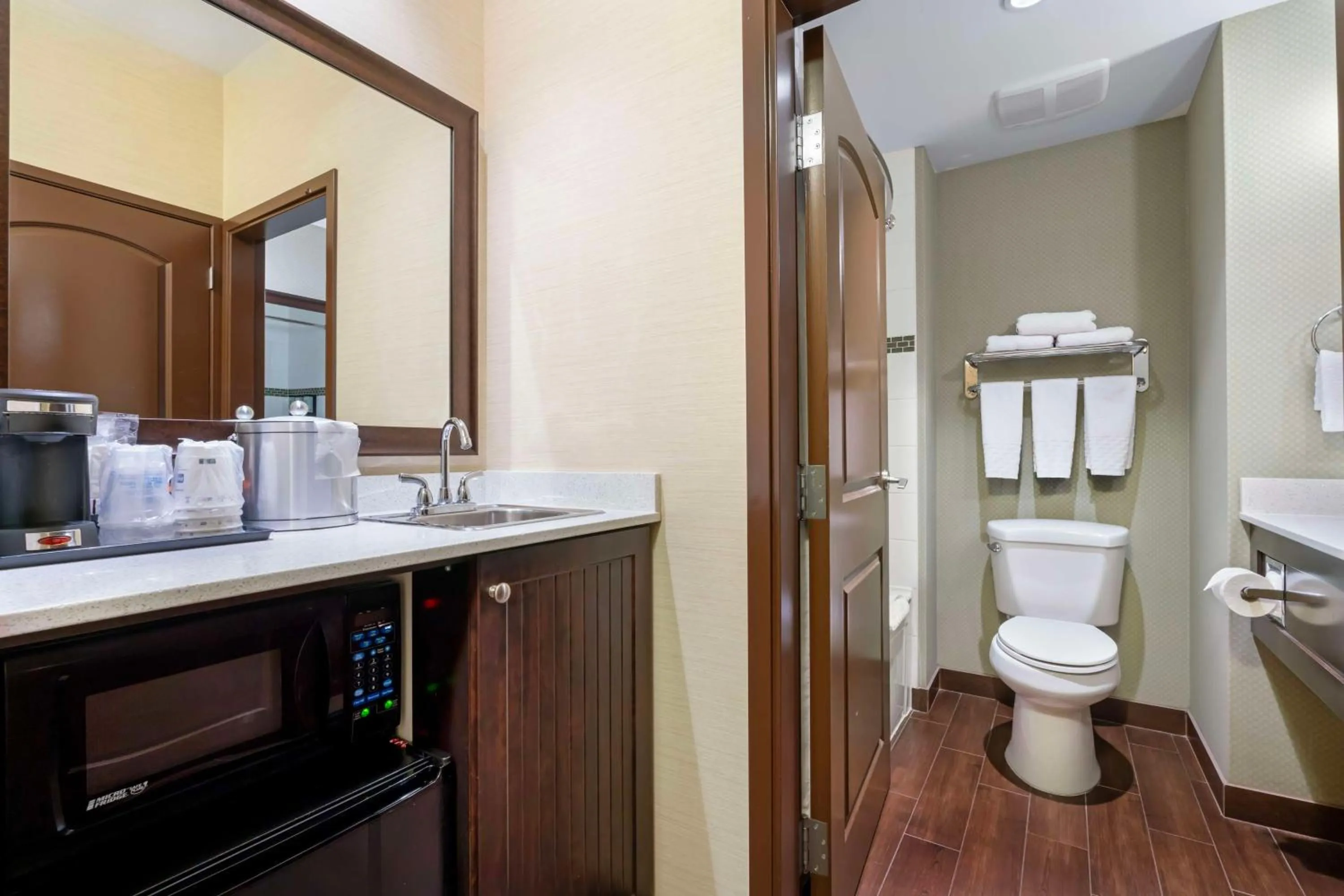 Bedroom in Best Western Pacific Inn