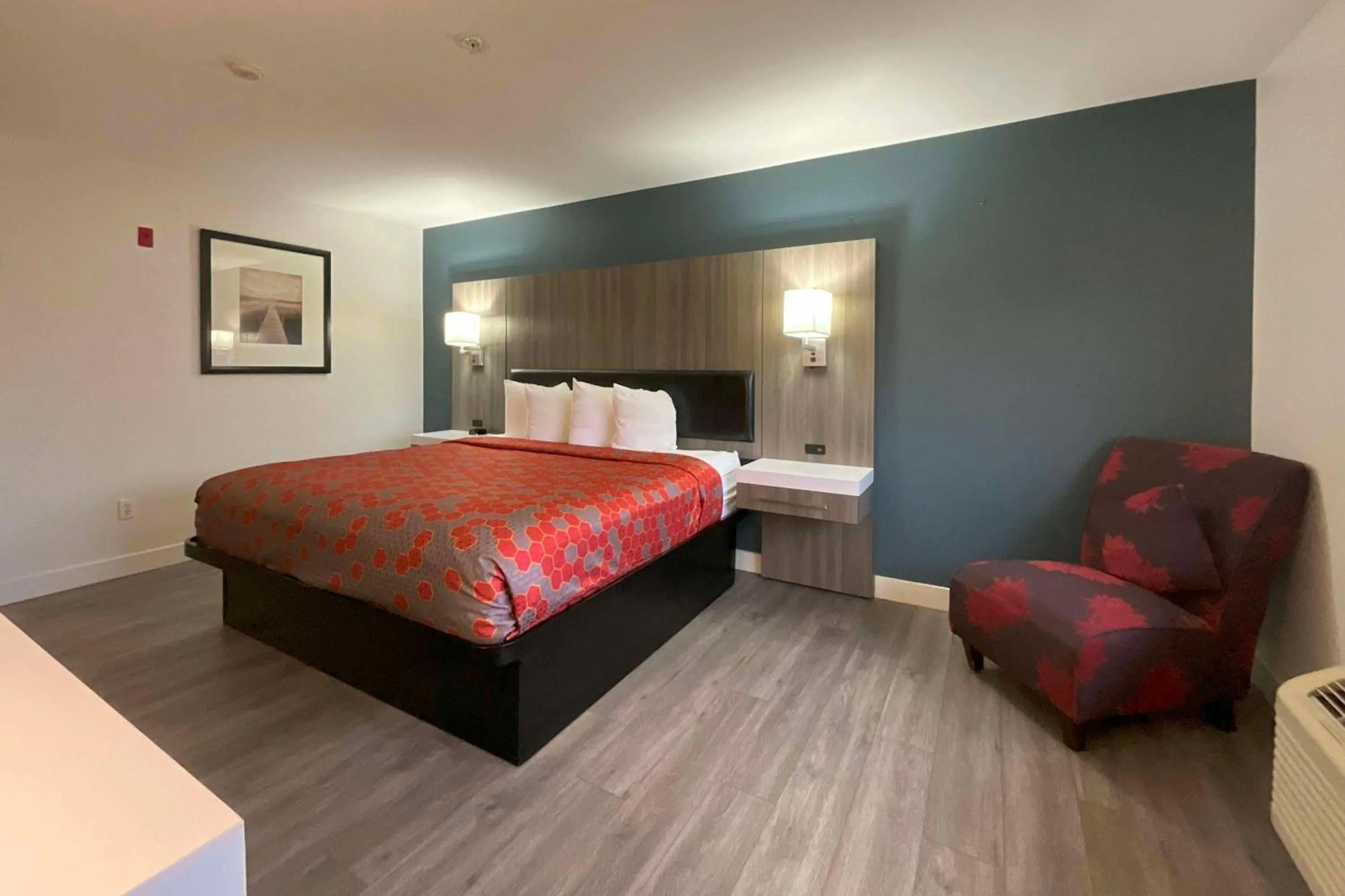 Photo of the whole room, Bed in Baymont by Wyndham Kent - Seattle