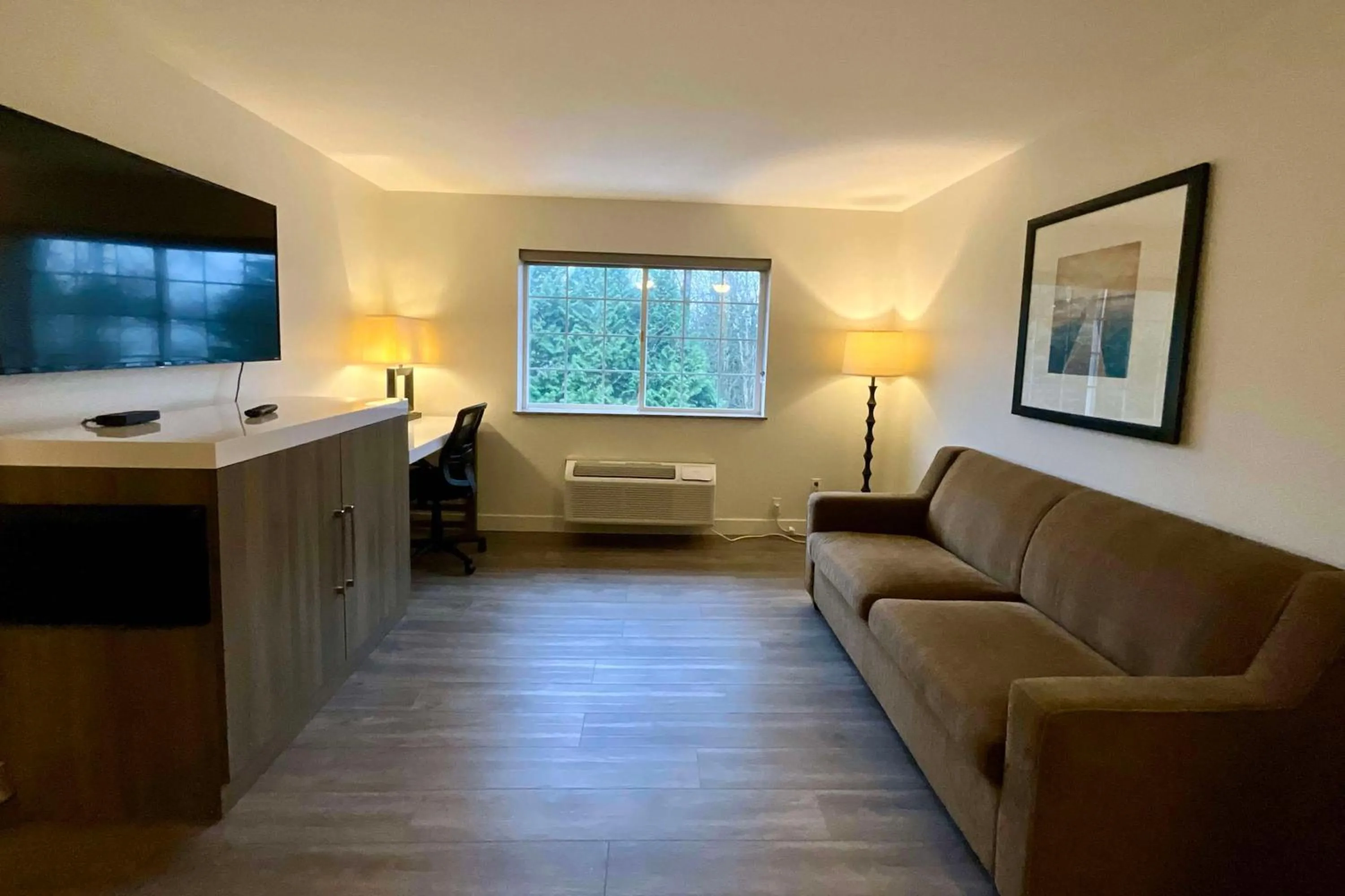 Photo of the whole room in Baymont by Wyndham Kent - Seattle