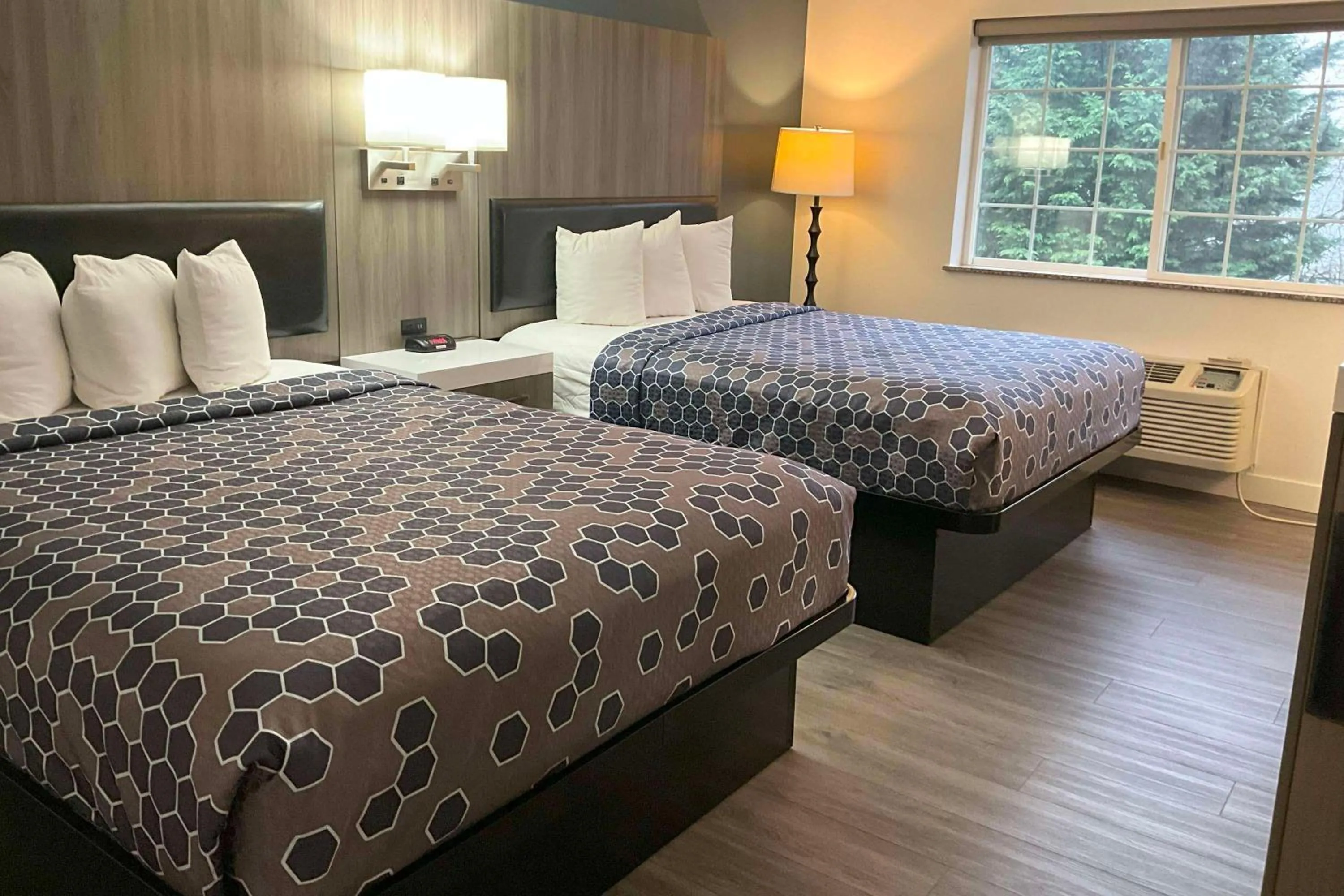 Photo of the whole room, Bed in Baymont by Wyndham Kent - Seattle