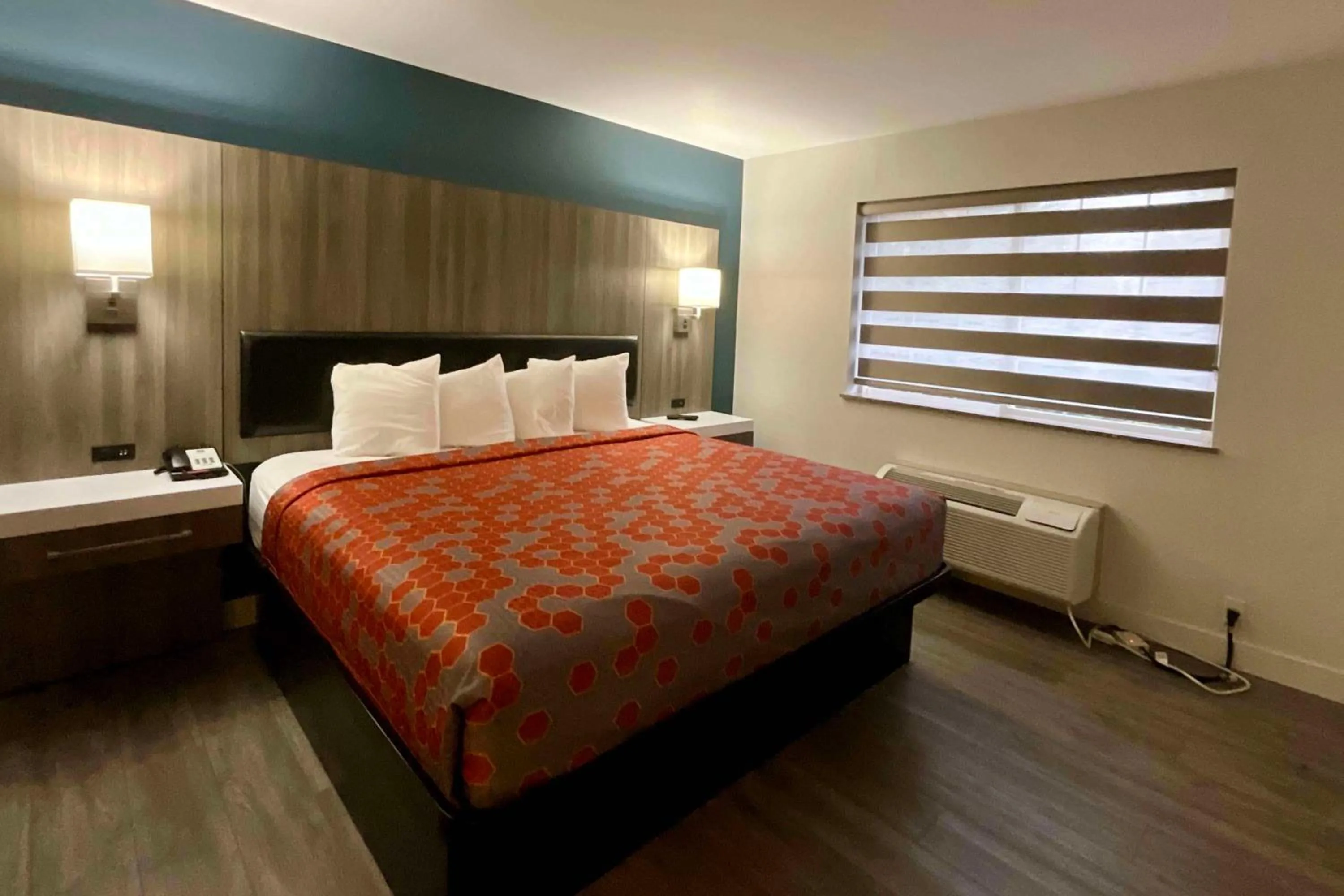 Photo of the whole room, Bed in Baymont by Wyndham Kent - Seattle