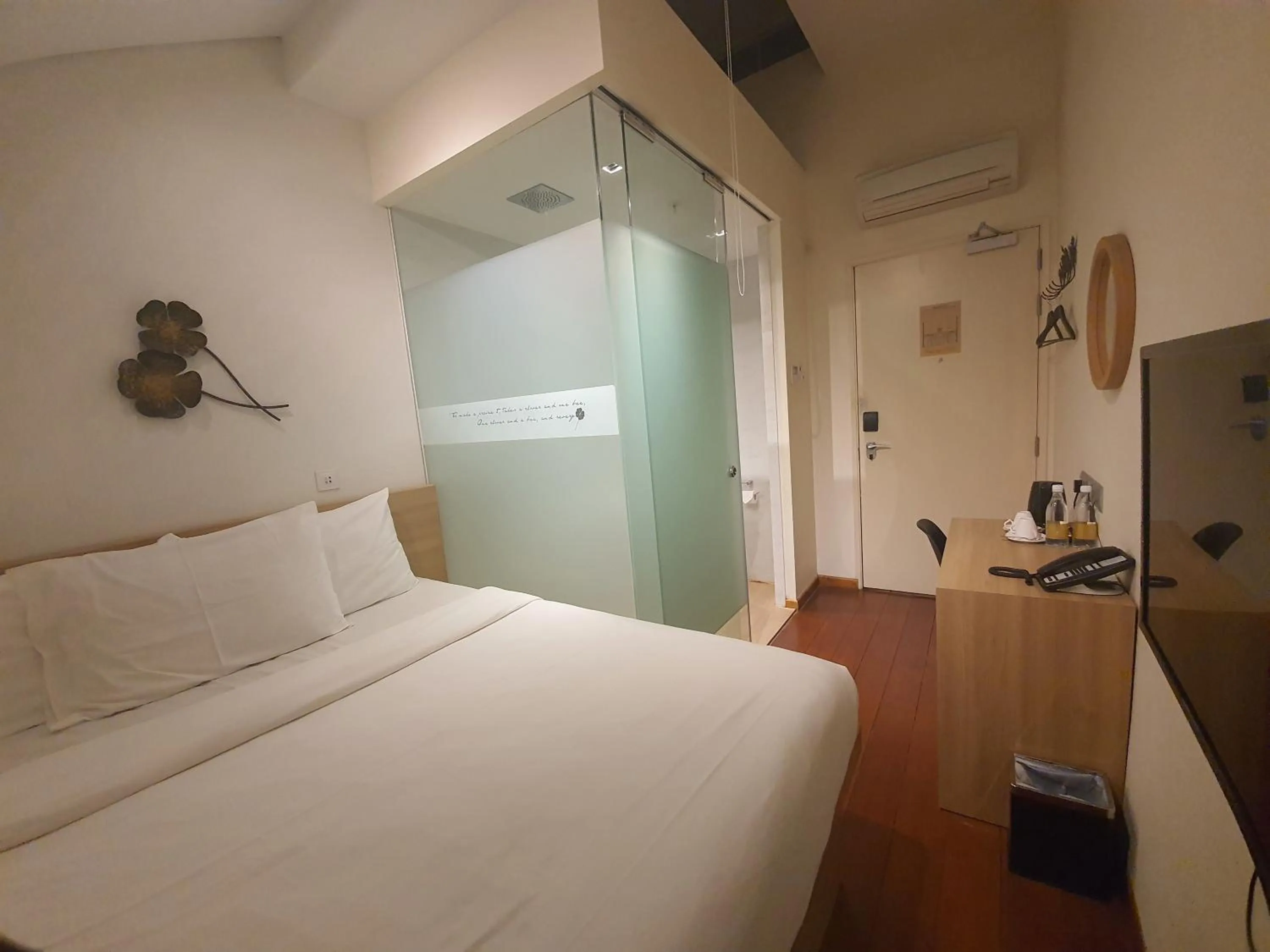 Bedroom, Bed in Hotel Clover 769 North Bridge Road