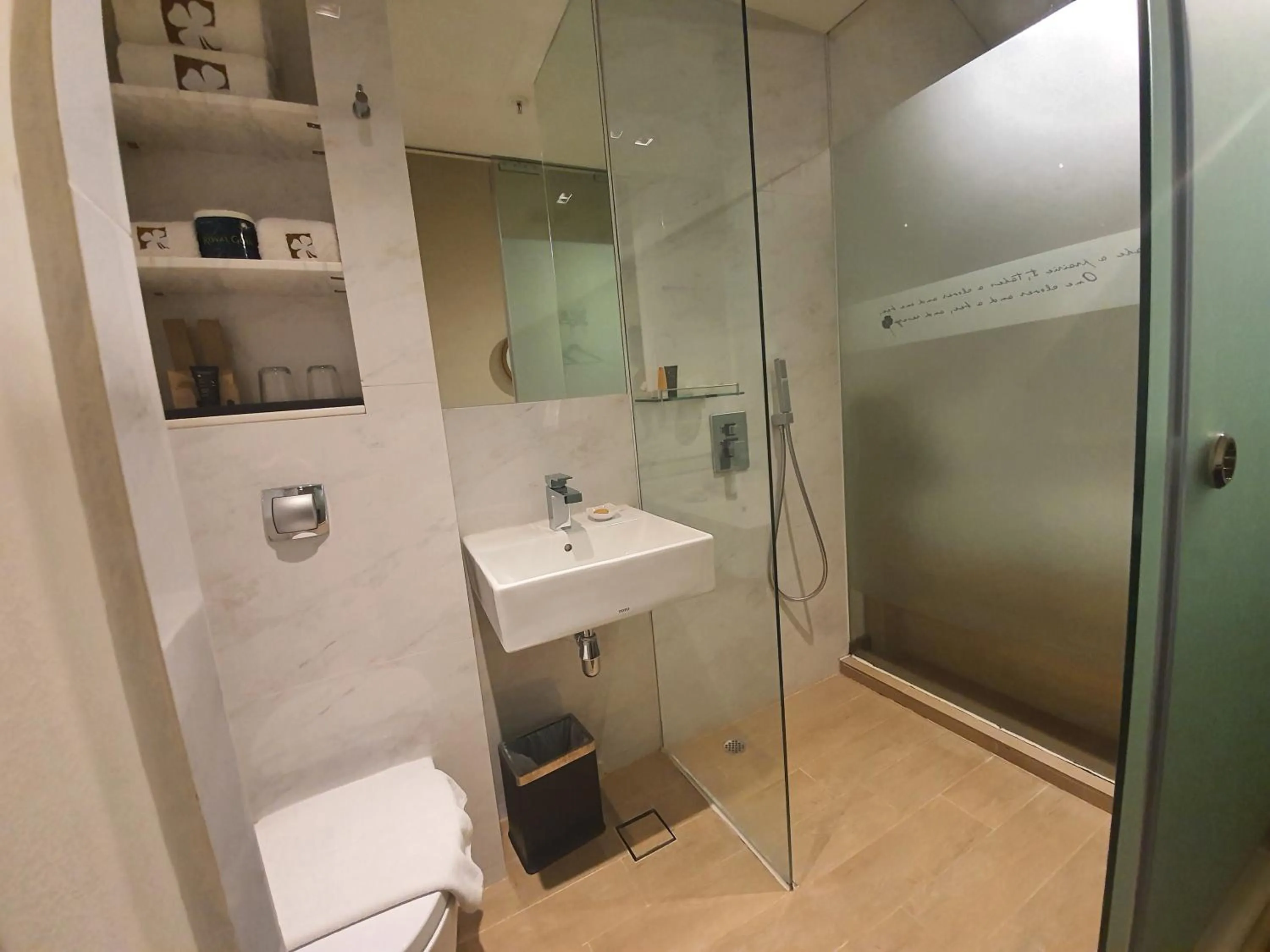 Bathroom in Hotel Clover 769 North Bridge Road