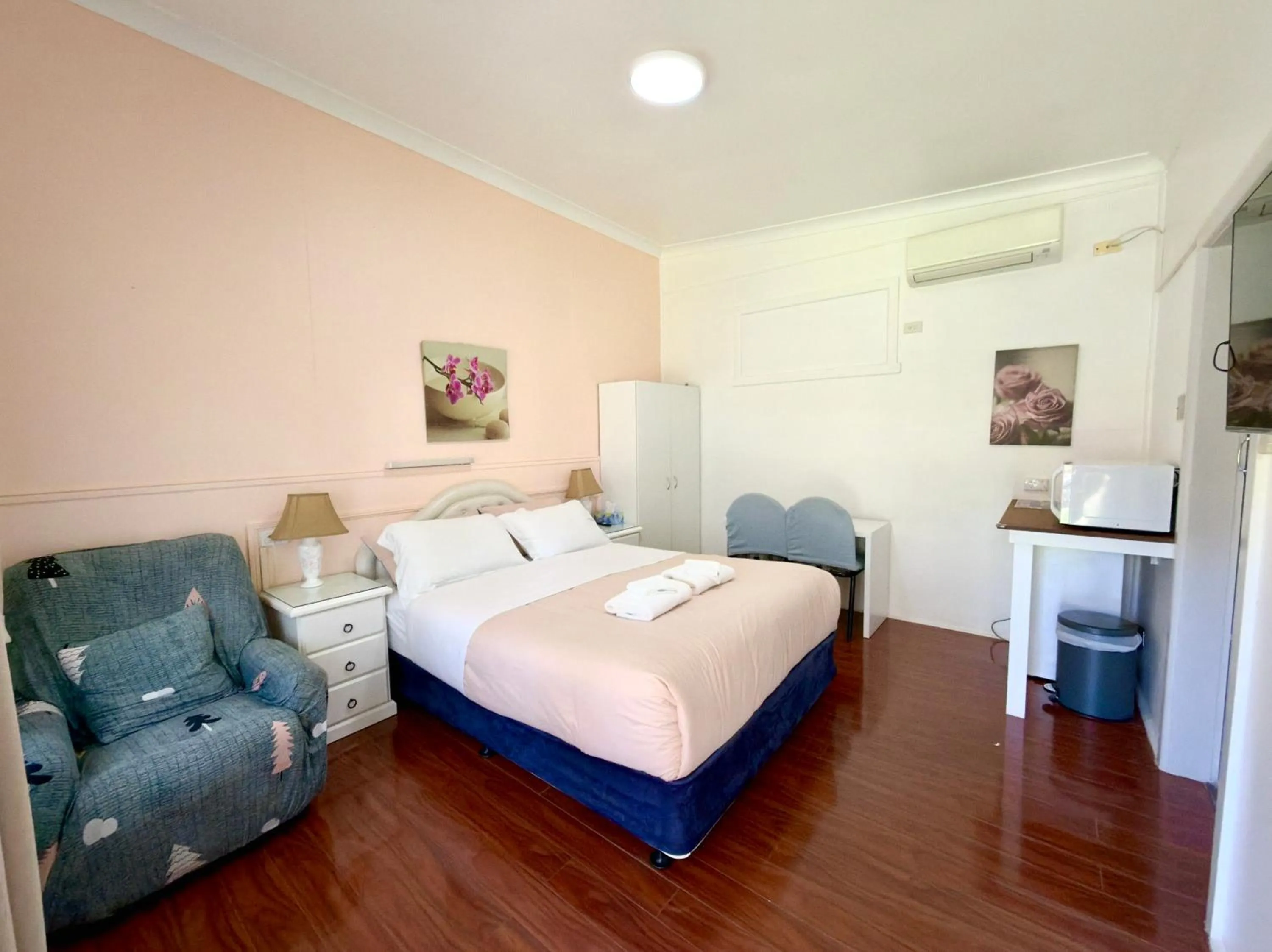 Bed in Major Innes Motel