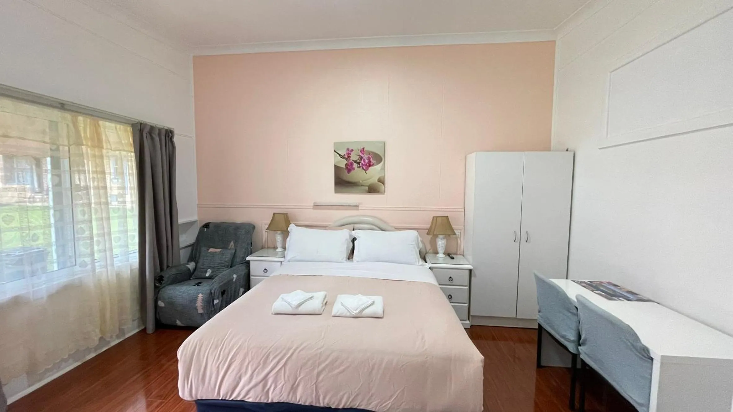 Bed in Major Innes Motel