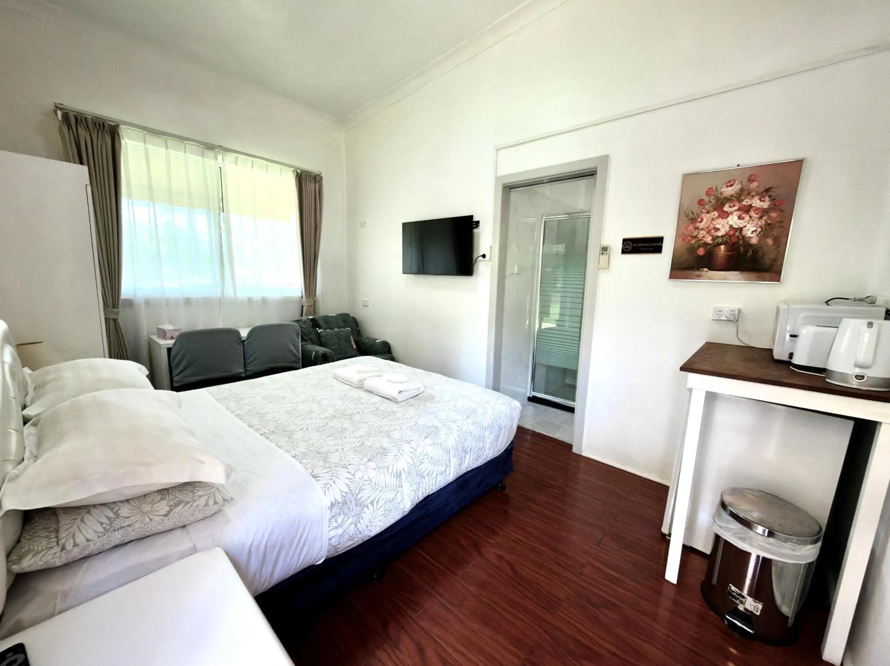 Bed in Major Innes Motel