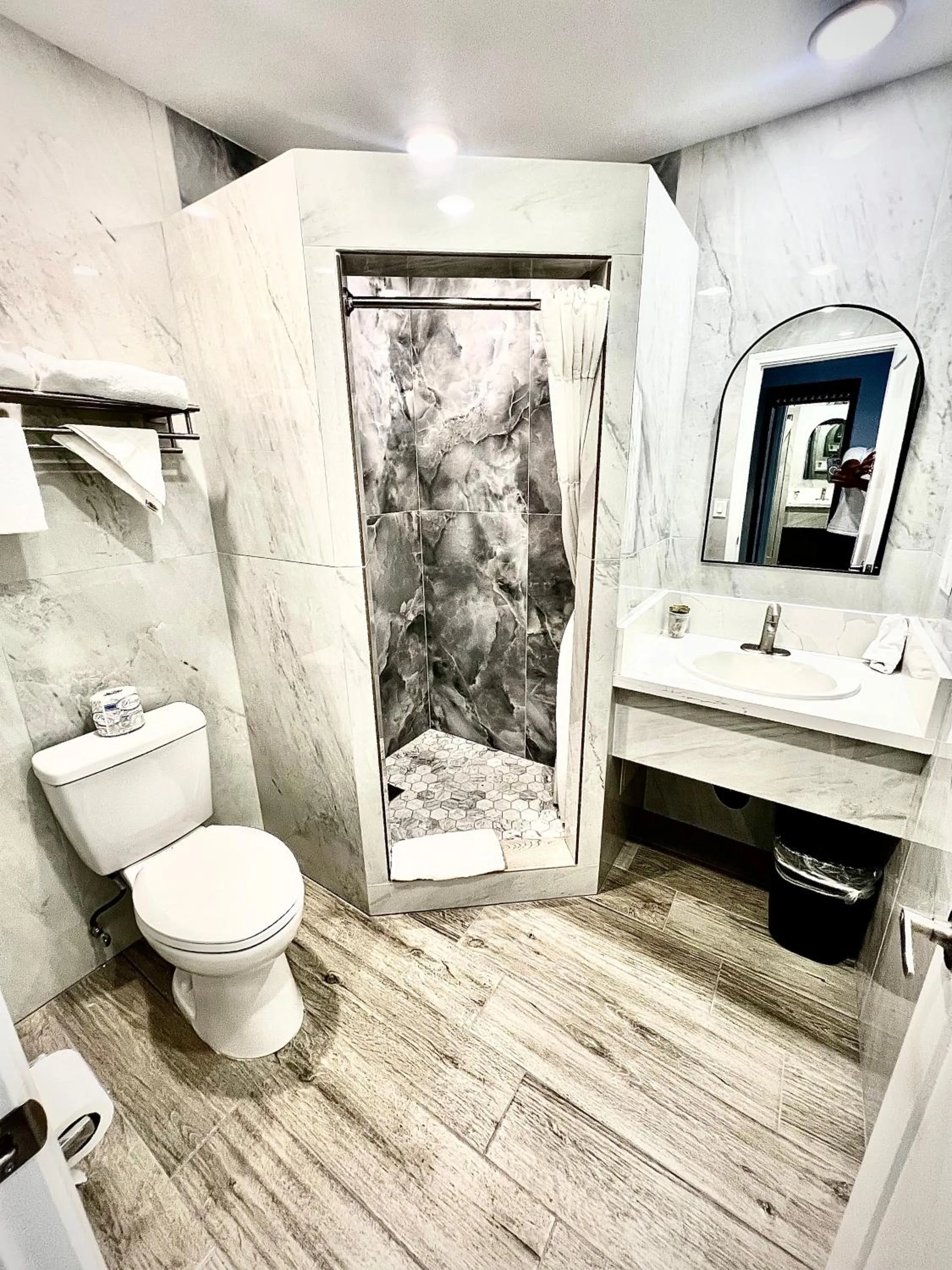 Bathroom in Crystal Lodge Motel