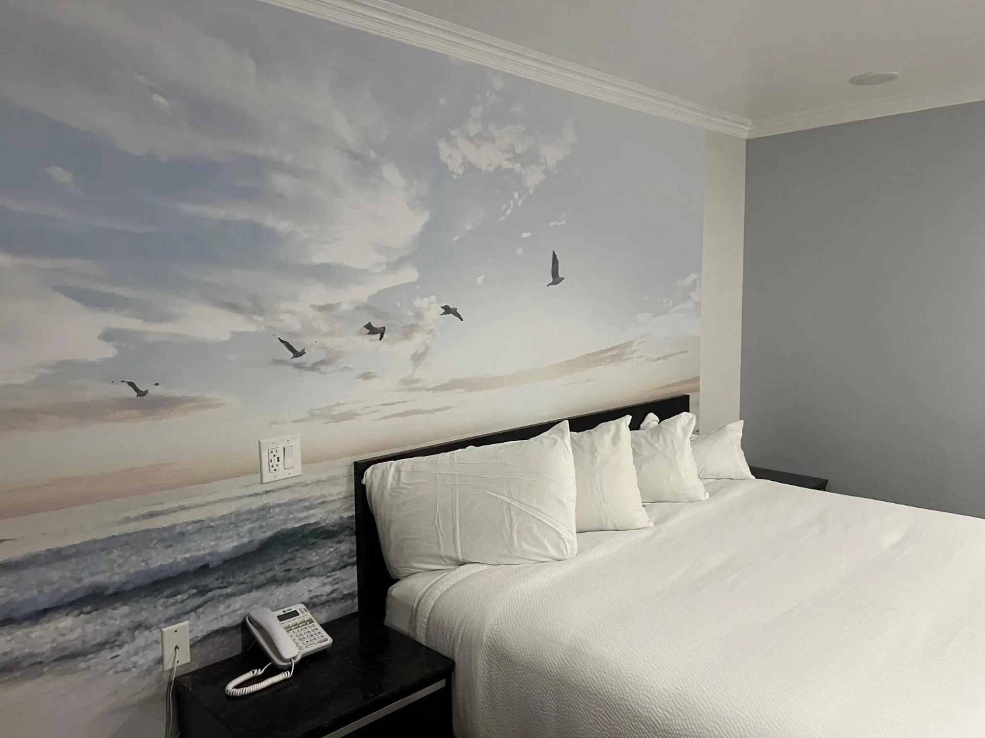 Bedroom, Bed in Crystal Lodge Motel